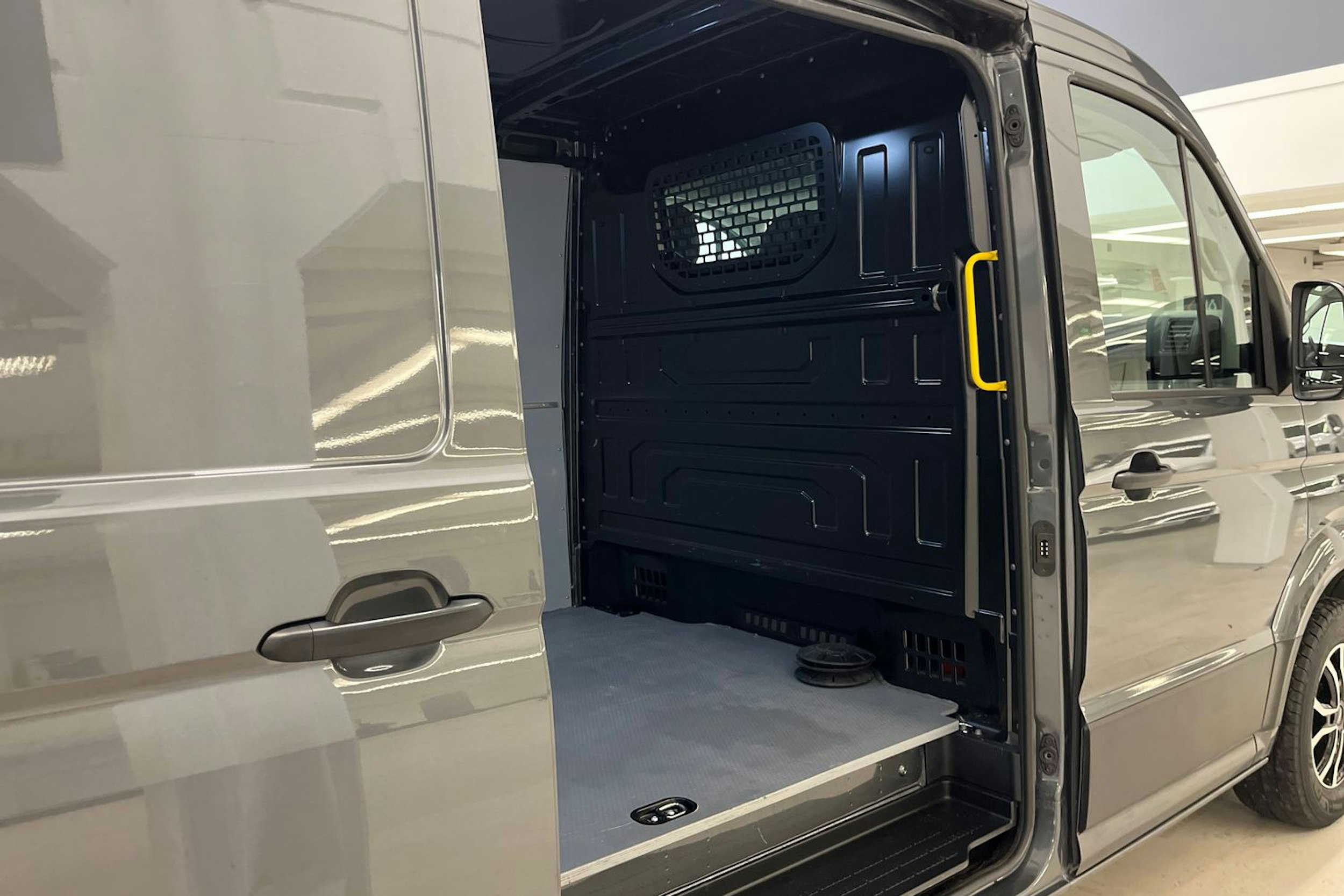harmaa Volkswagen Crafter 2023 kuva 15.