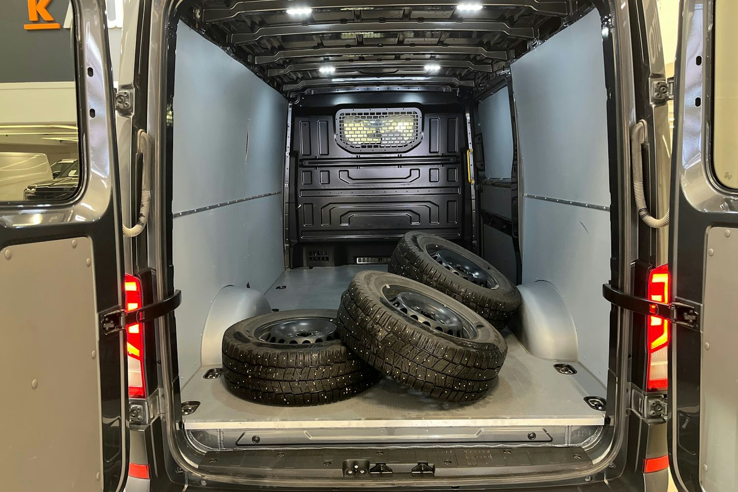 harmaa Volkswagen Crafter 2023 kuva 16.