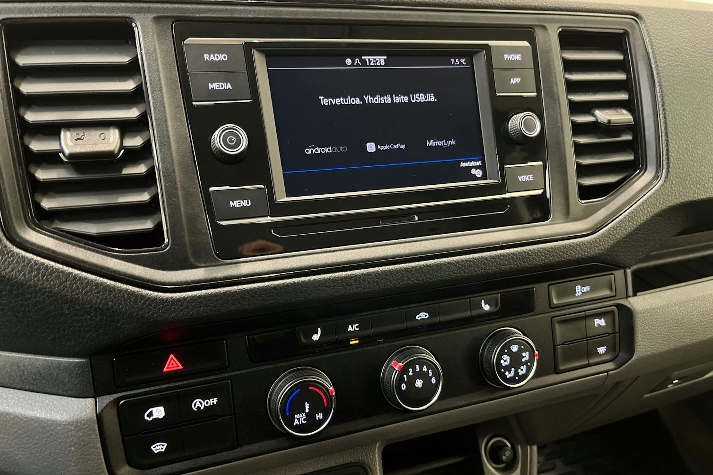 harmaa Volkswagen Crafter 2023 kuva 17.