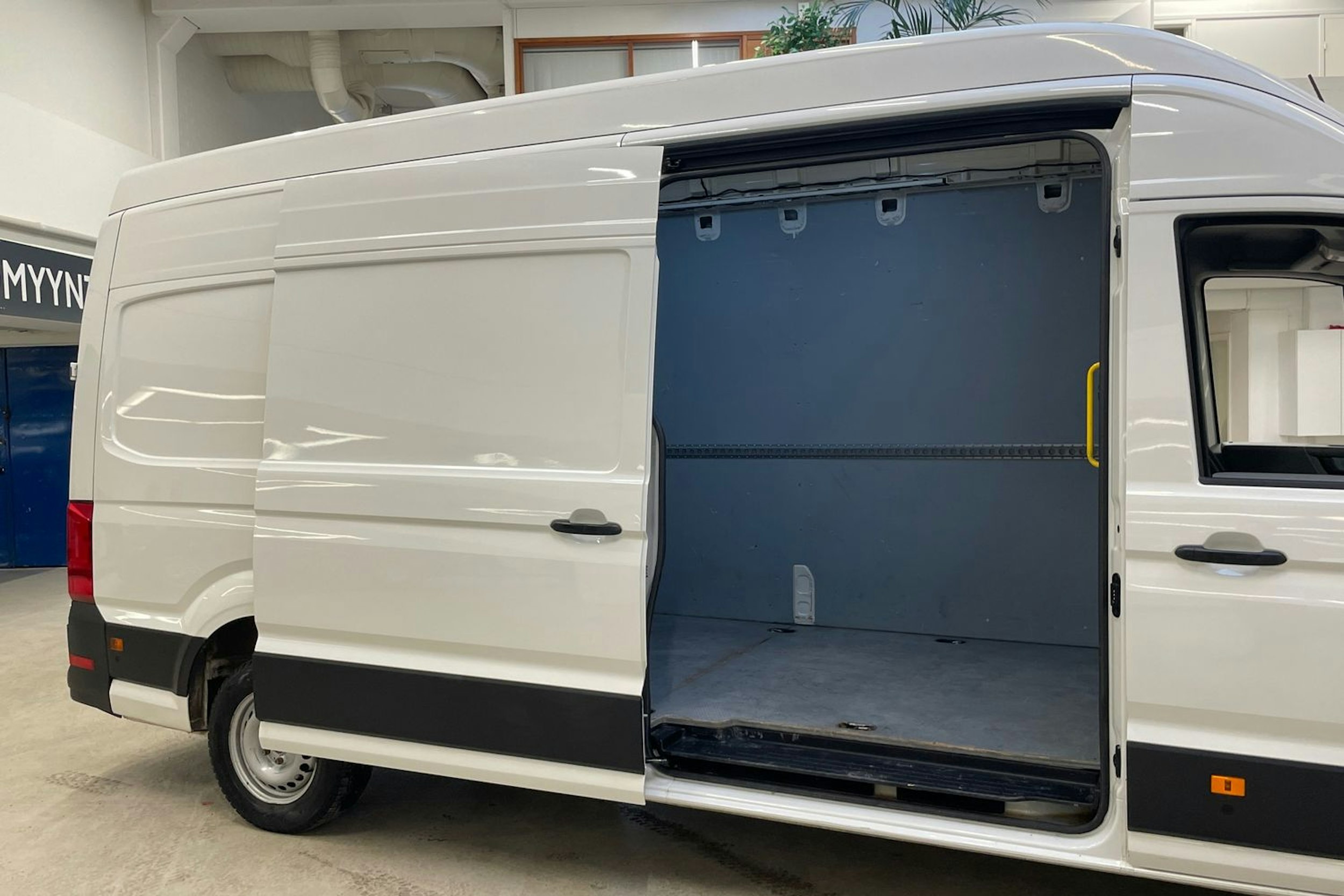 valkoinen Volkswagen Crafter 2023 kuva 12.