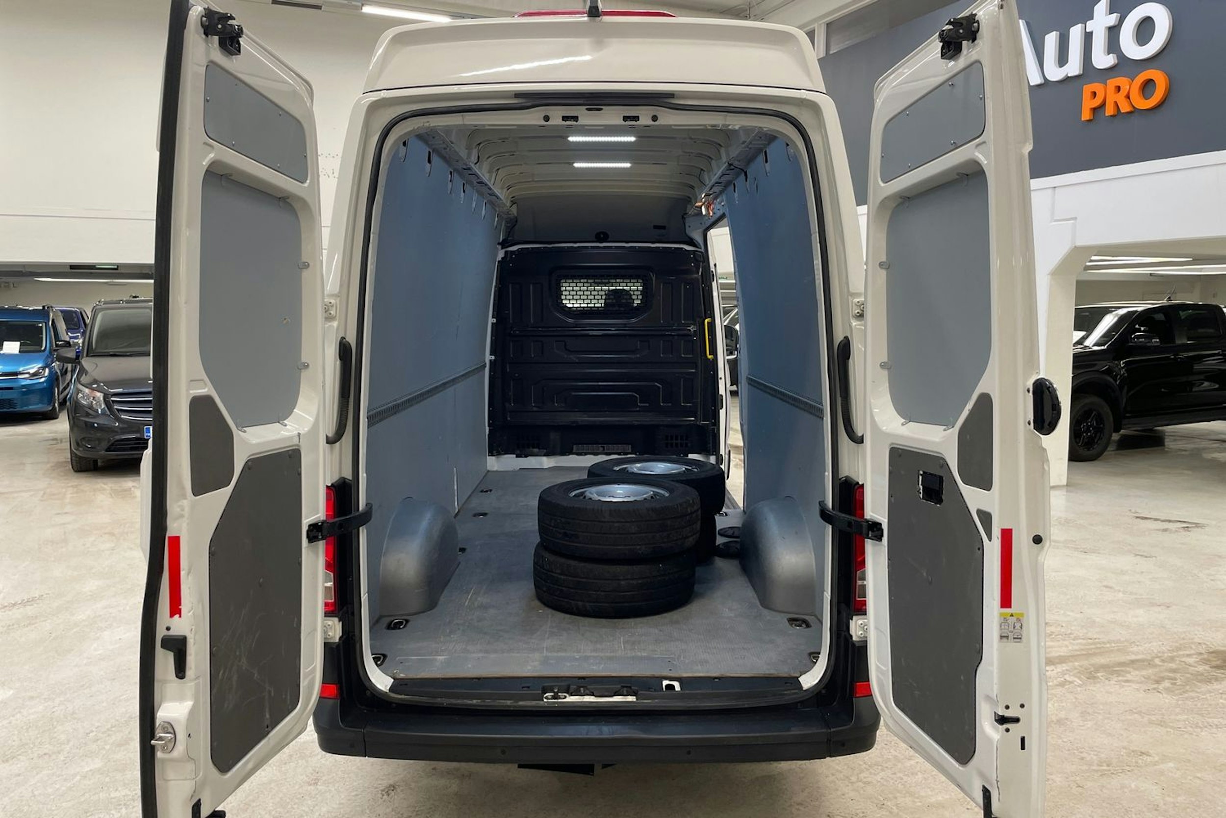 valkoinen Volkswagen Crafter 2023 kuva 15.