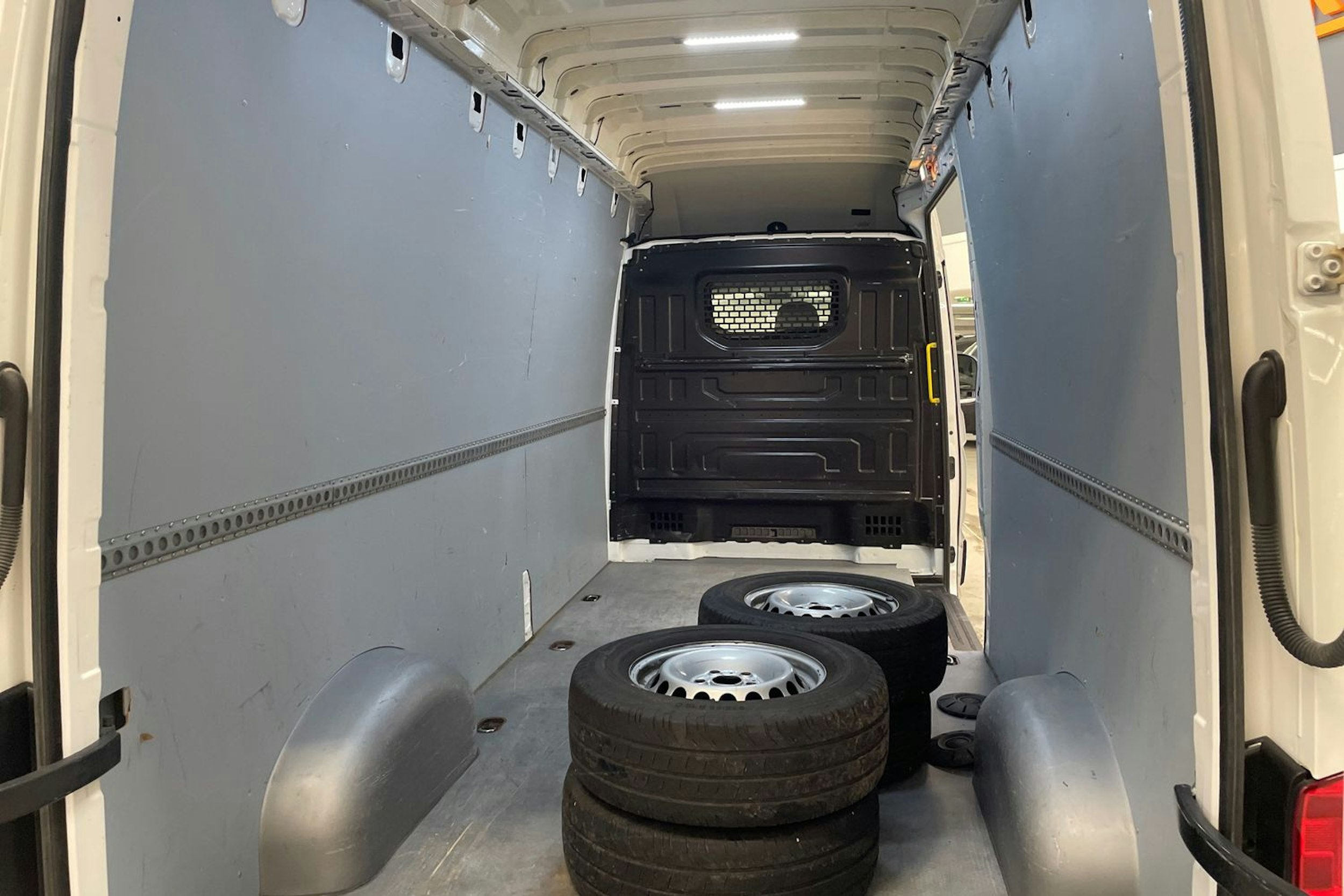 valkoinen Volkswagen Crafter 2023 kuva 16.