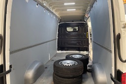 valkoinen Volkswagen Crafter 2023 kuva 16.