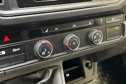 valkoinen Volkswagen Crafter 2023 kuva 18.