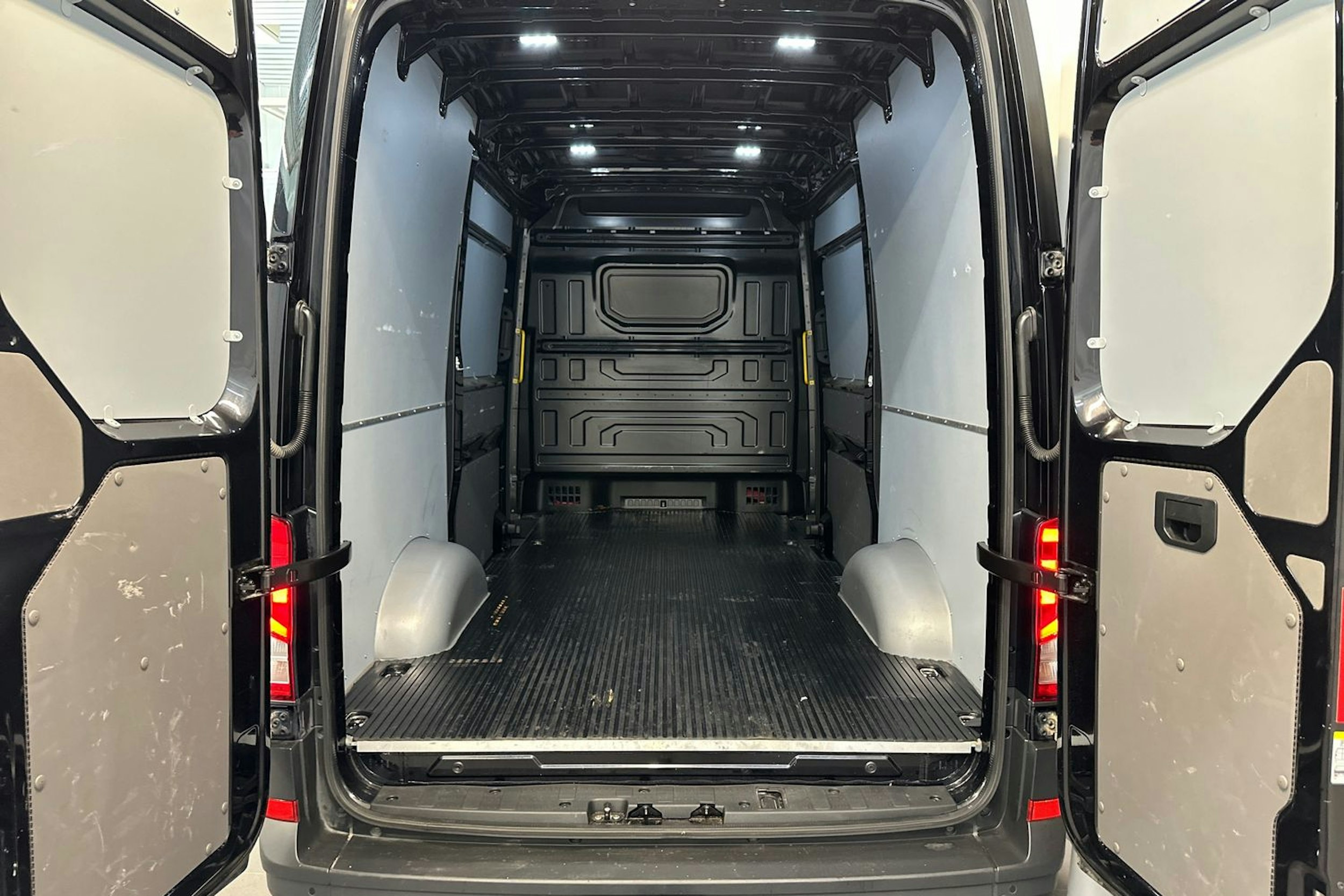 musta Volkswagen Crafter 2023 kuva 7.