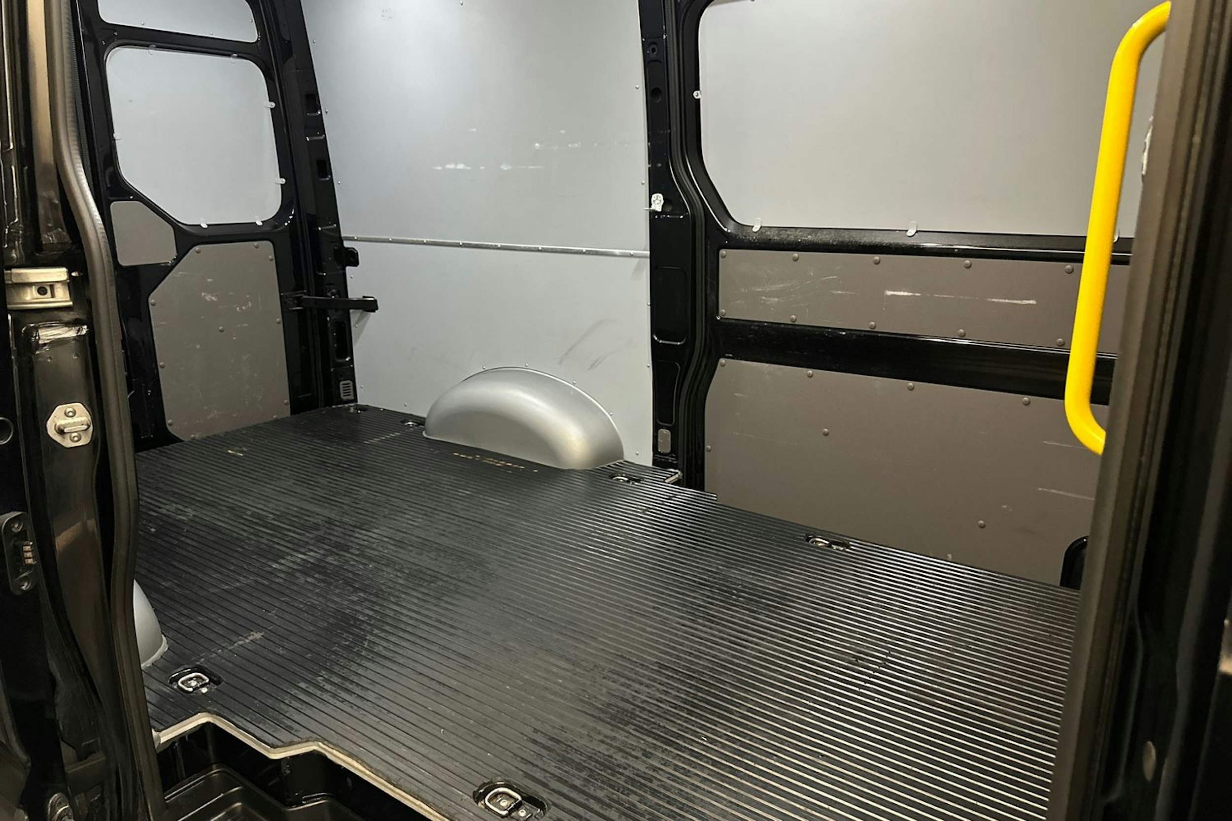 musta Volkswagen Crafter 2023 kuva 8.