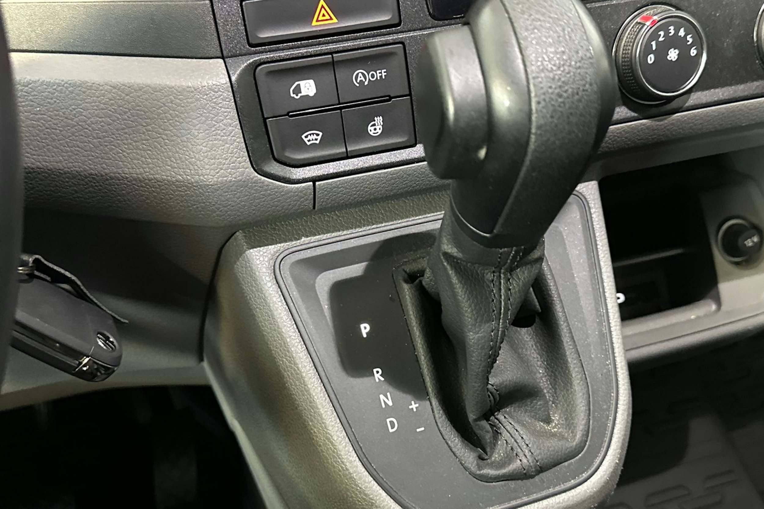 musta Volkswagen Crafter 2023 kuva 20.