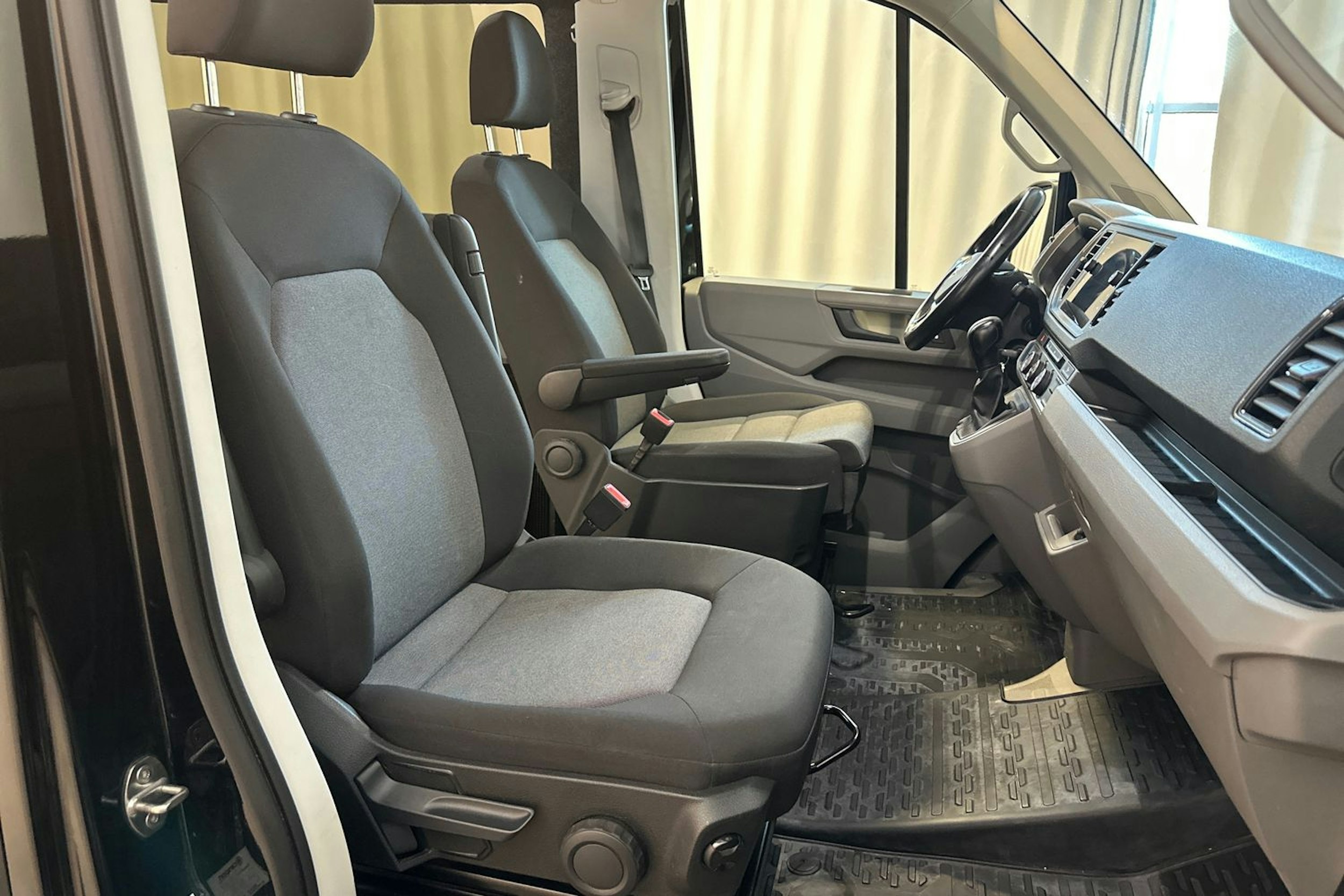 musta Volkswagen Crafter 2023 kuva 13.