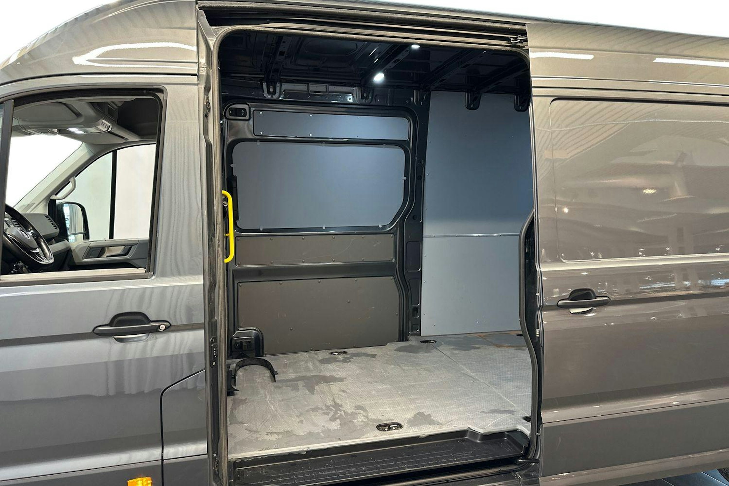 harmaa Volkswagen Crafter 2023 kuva 12.
