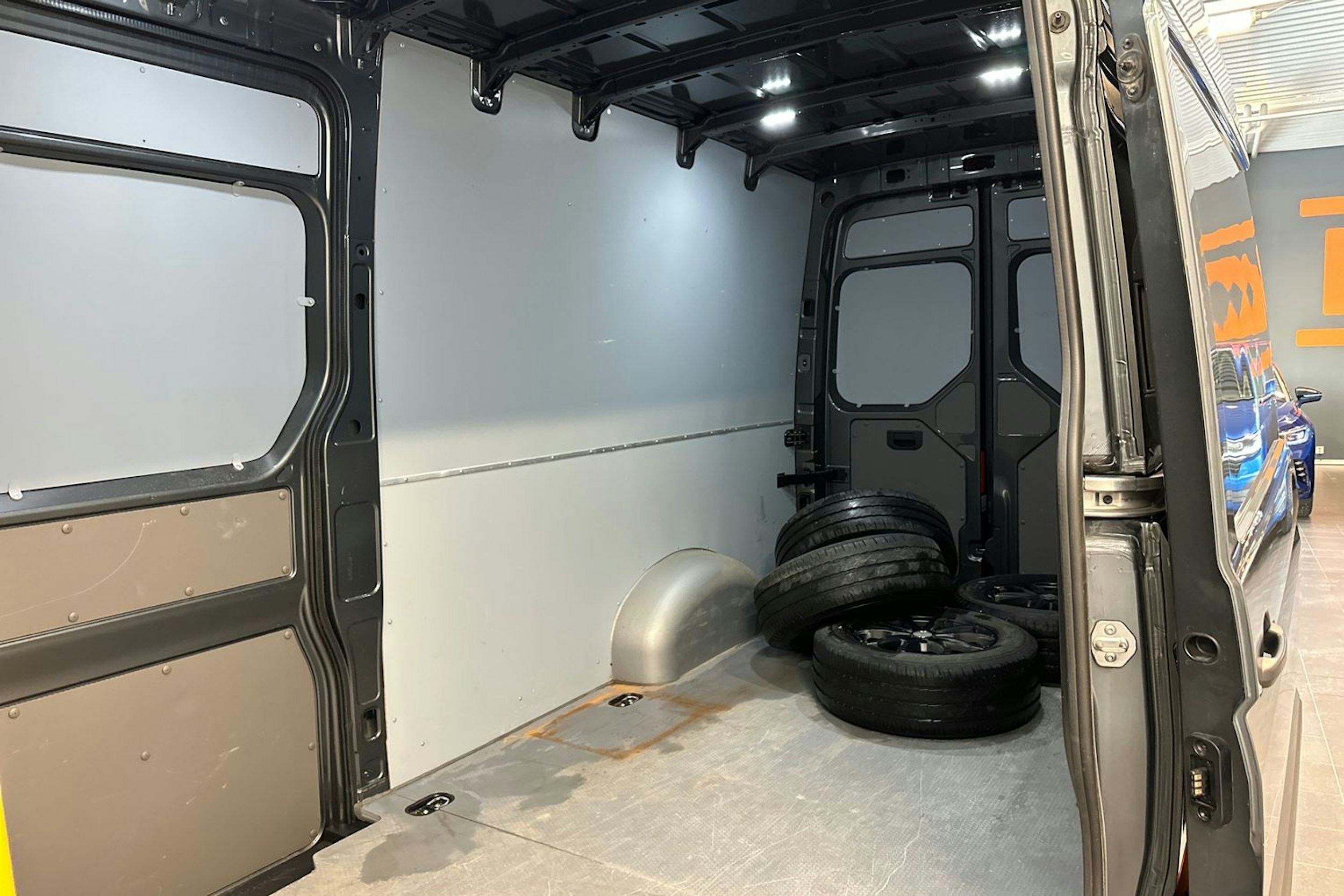 harmaa Volkswagen Crafter 2023 kuva 13.