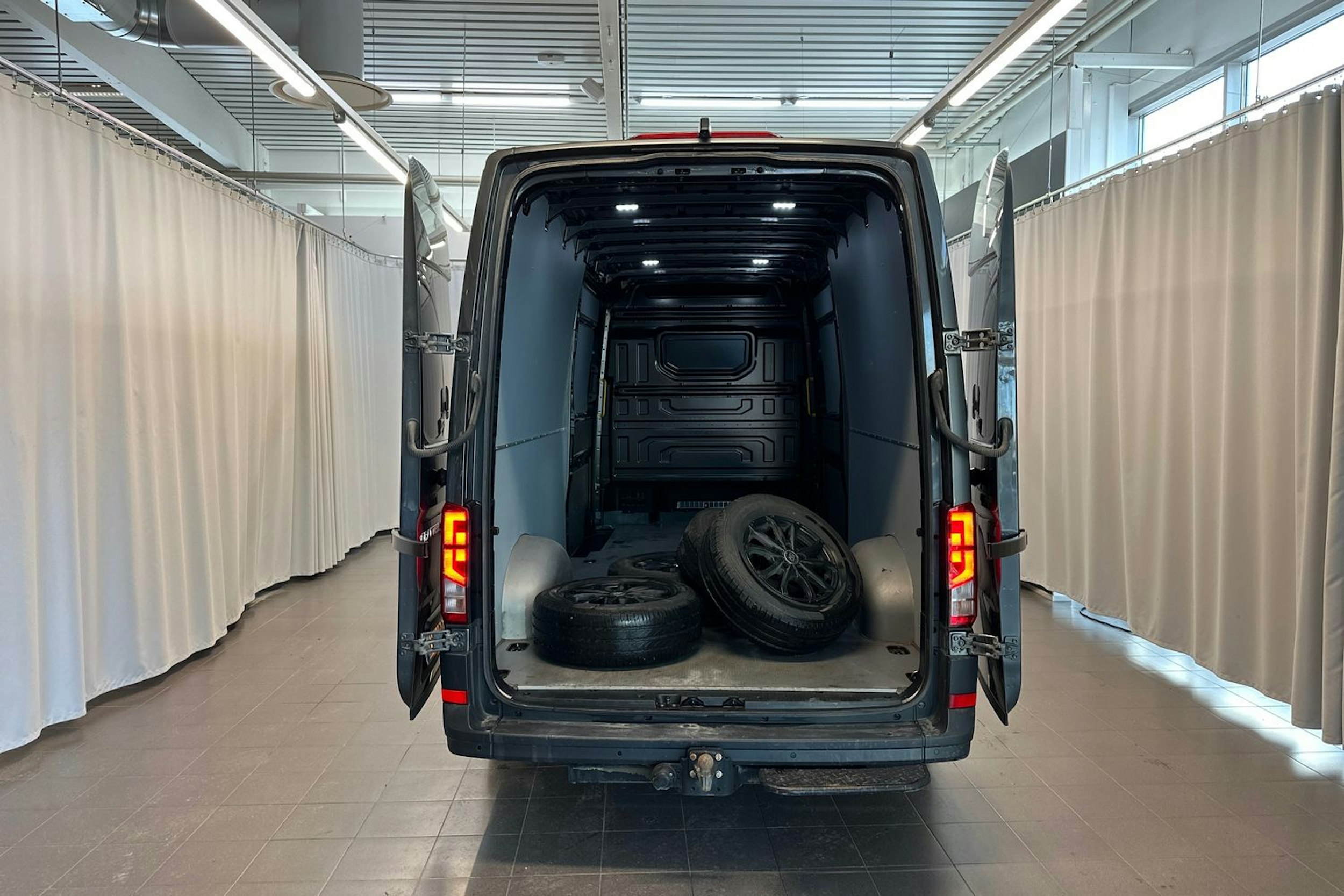 harmaa Volkswagen Crafter 2023 kuva 15.
