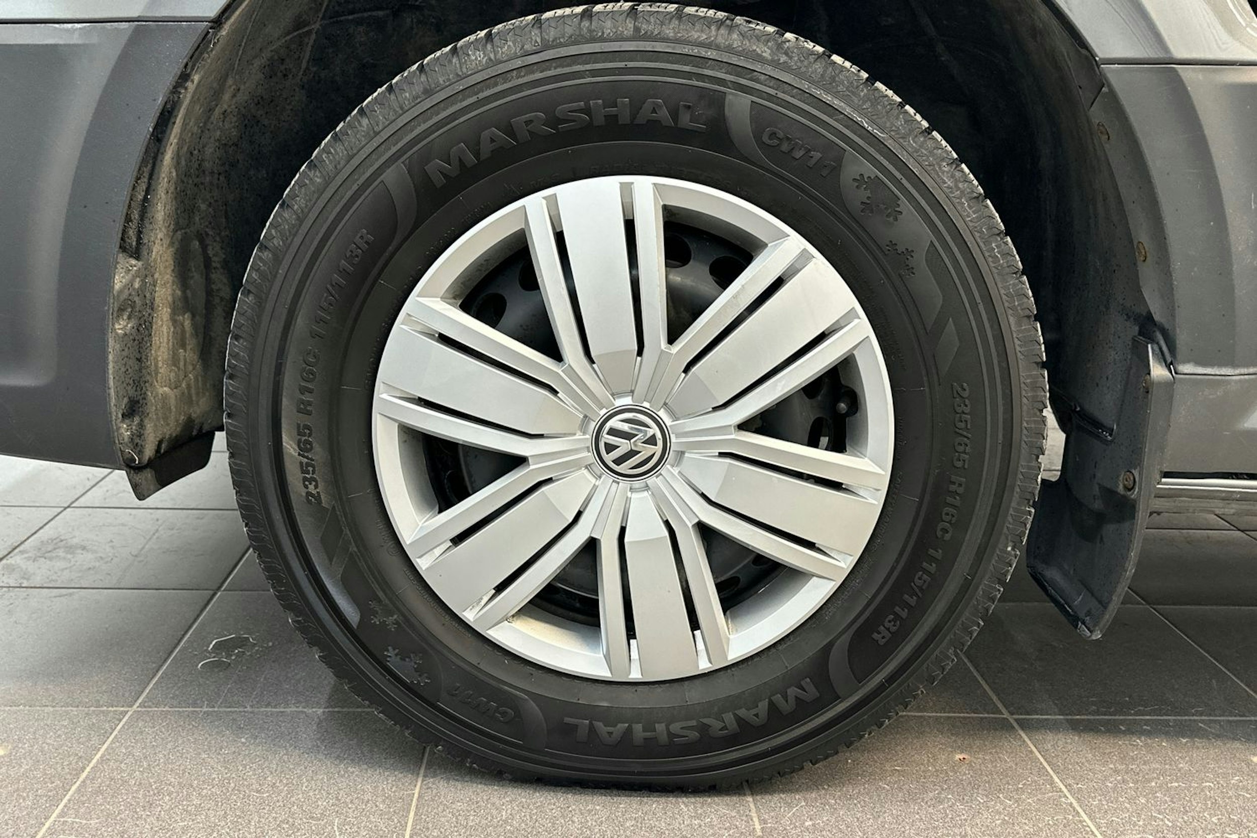 harmaa Volkswagen Crafter 2023 kuva 17.