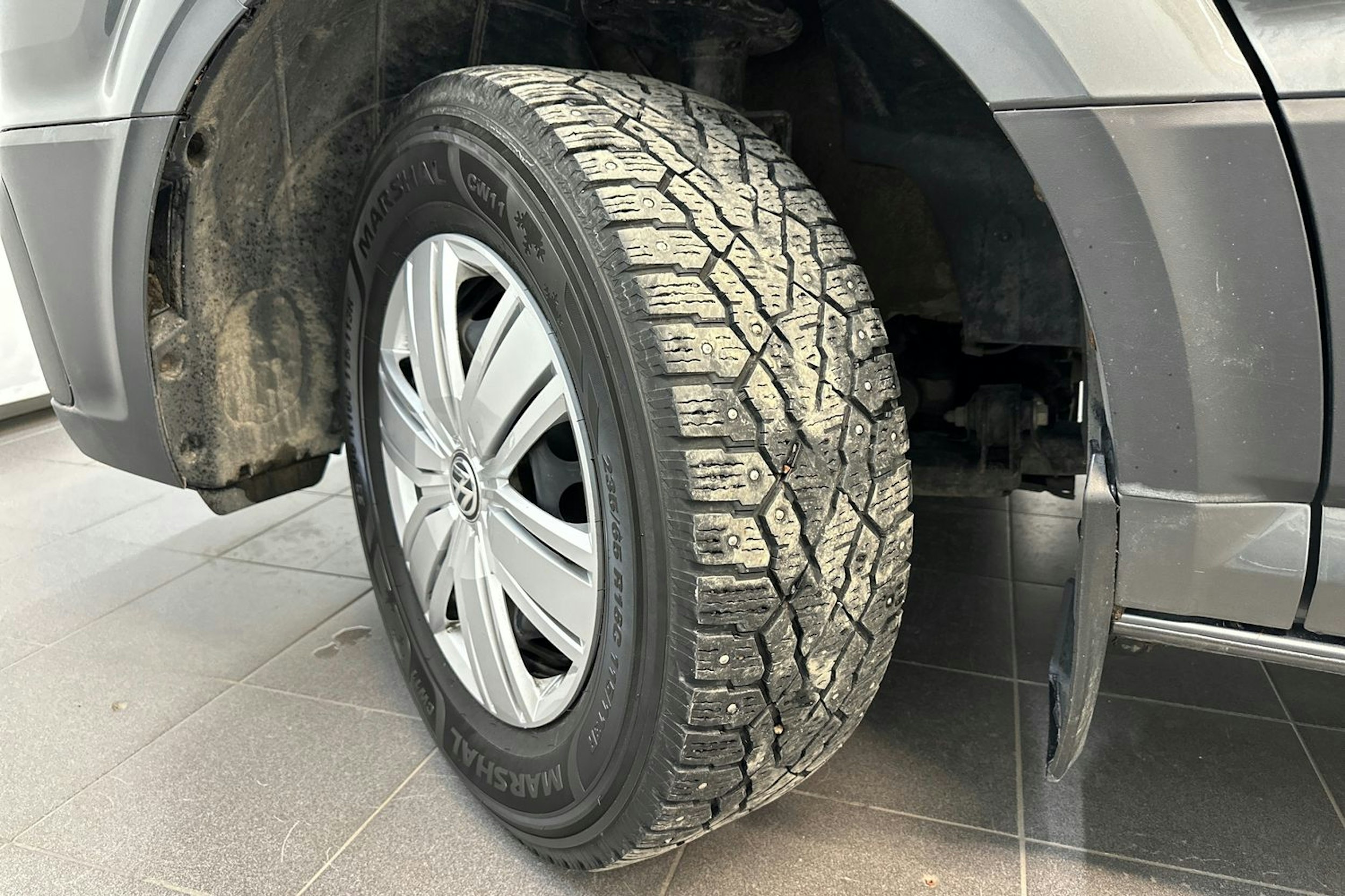 harmaa Volkswagen Crafter 2023 kuva 18.