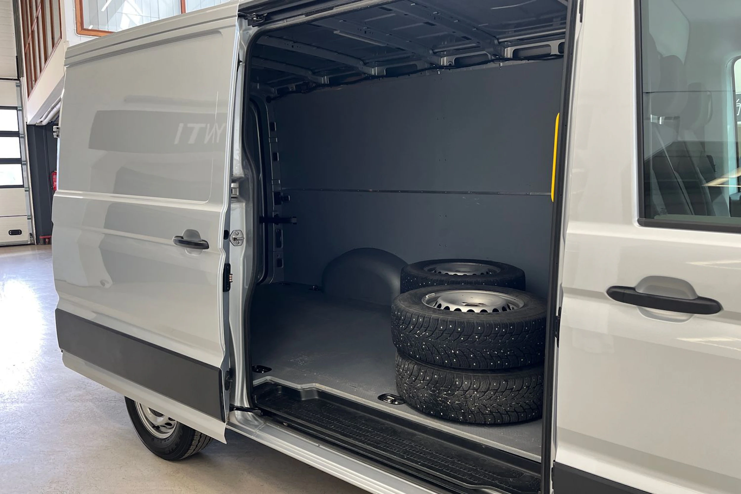harmaa Volkswagen Crafter 2023 kuva 13.