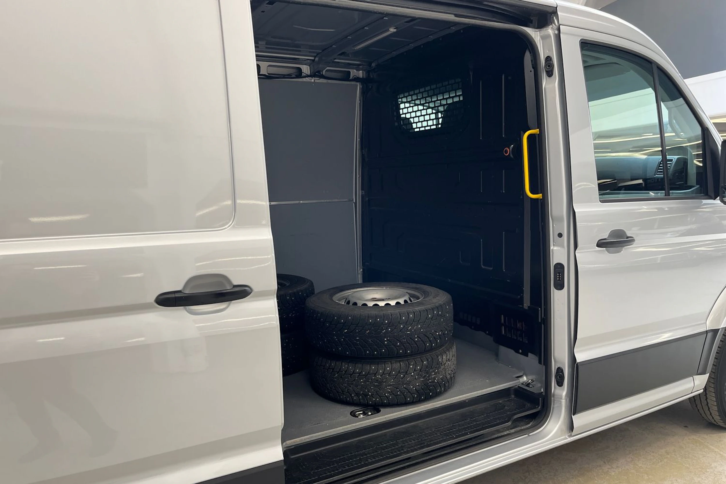 harmaa Volkswagen Crafter 2023 kuva 15.