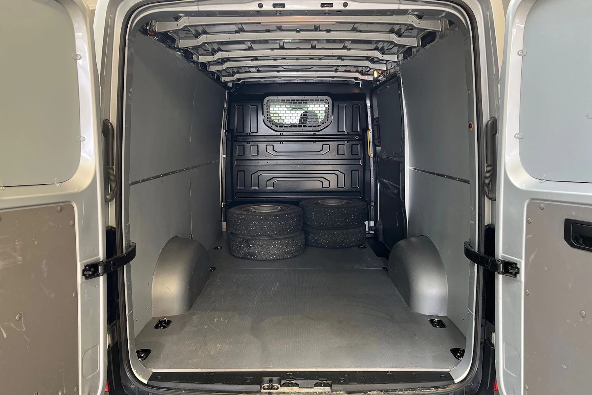 harmaa Volkswagen Crafter 2023 kuva 16.