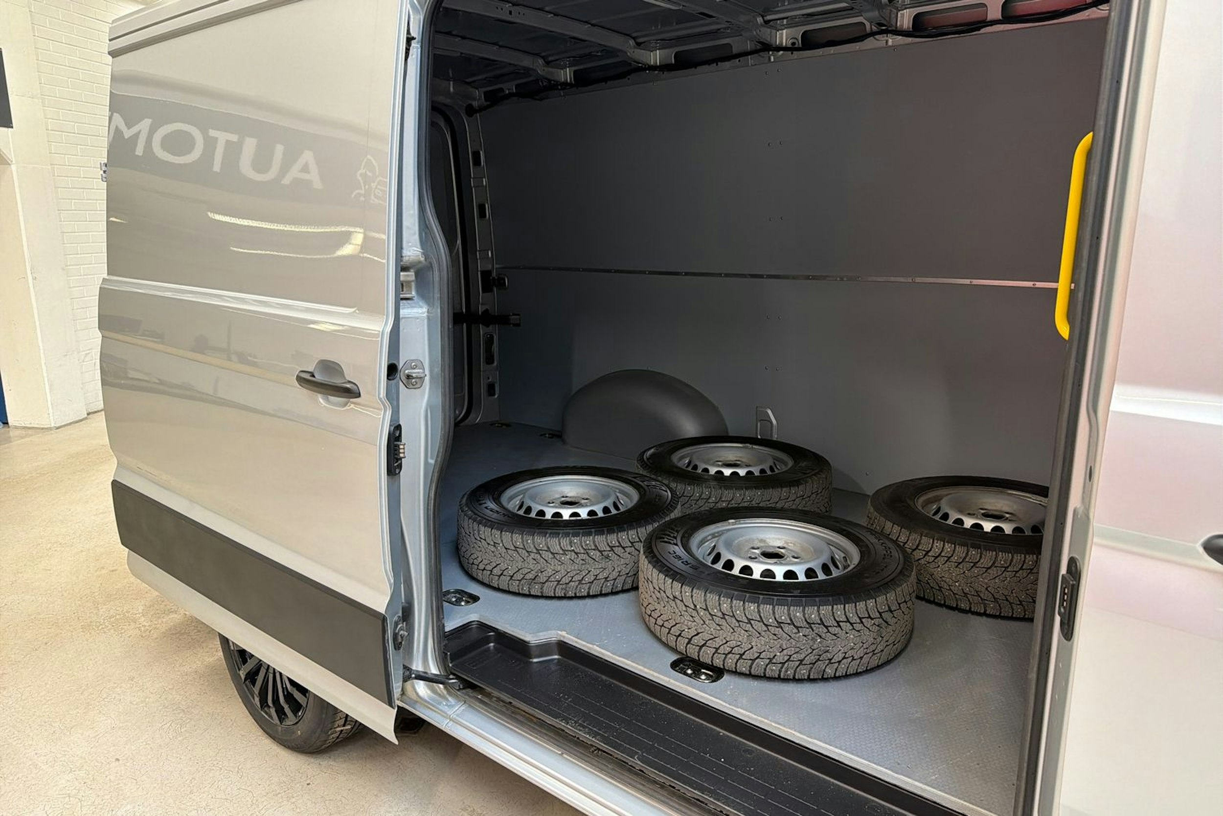 harmaa Volkswagen Crafter 2023 kuva 27.