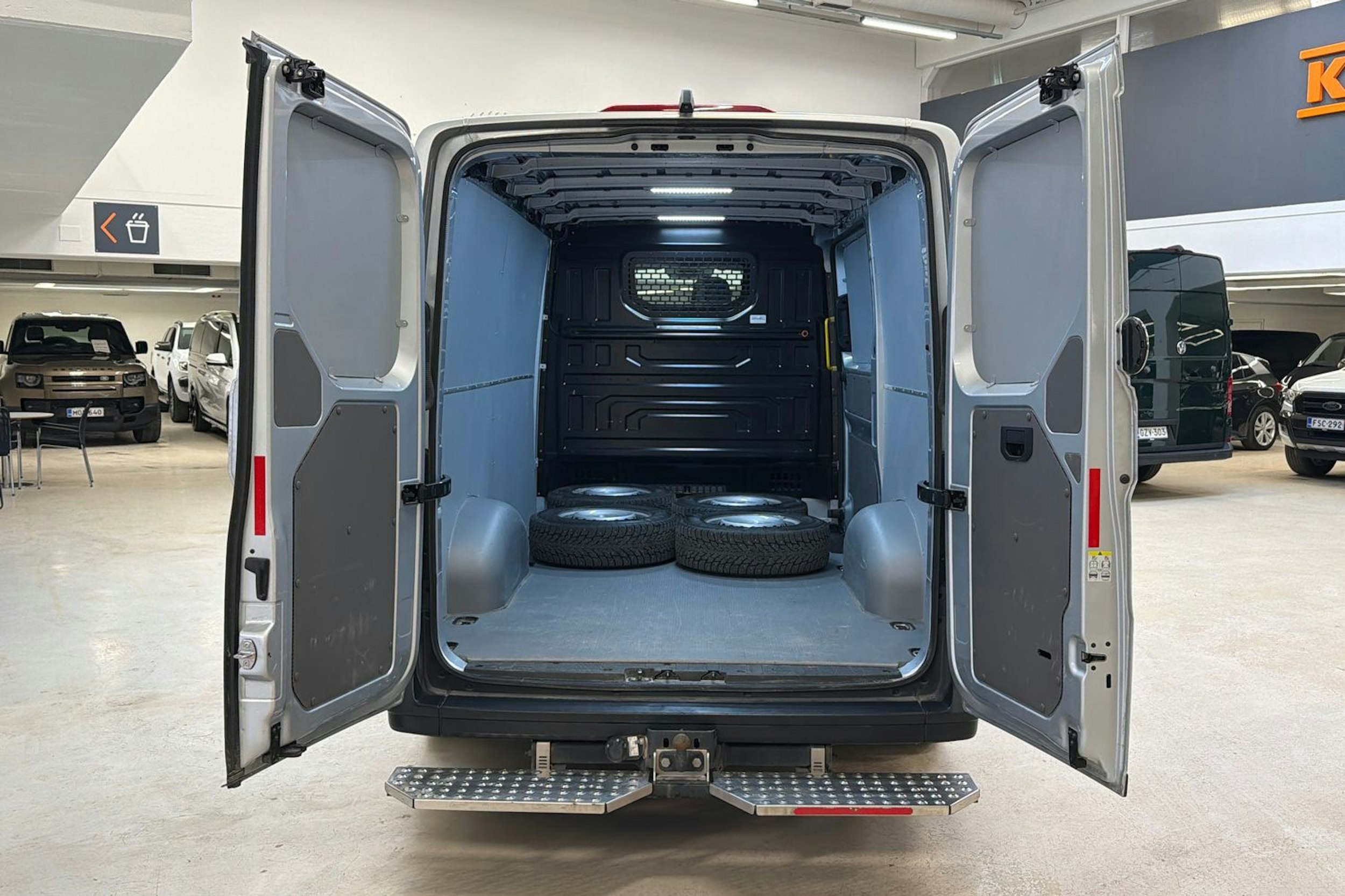 harmaa Volkswagen Crafter 2023 kuva 28.