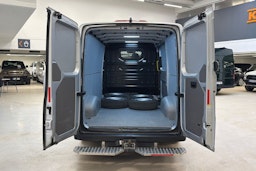 harmaa Volkswagen Crafter 2023 kuva 28.