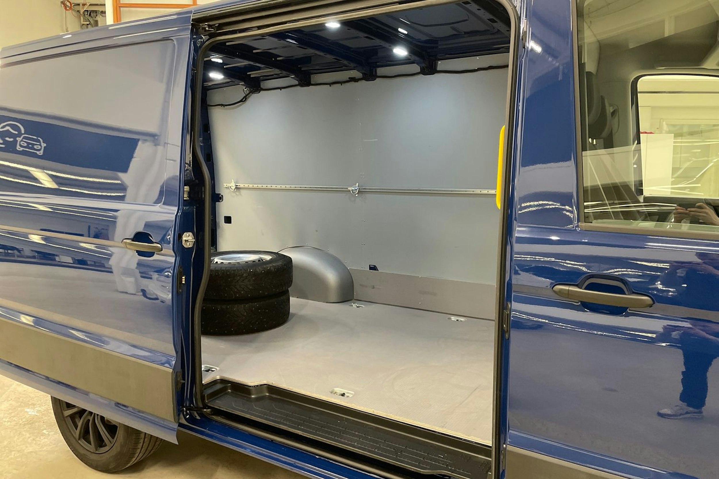 sininen Volkswagen Crafter 2023 kuva 11.
