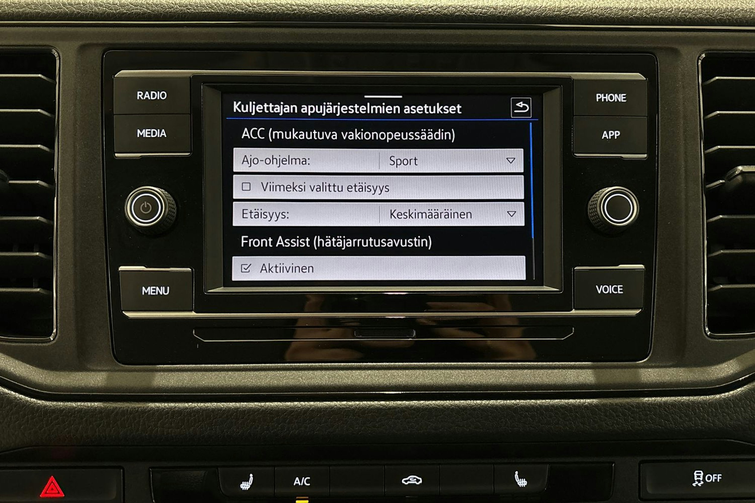 valkoinen Volkswagen Crafter 2023 kuva 18.