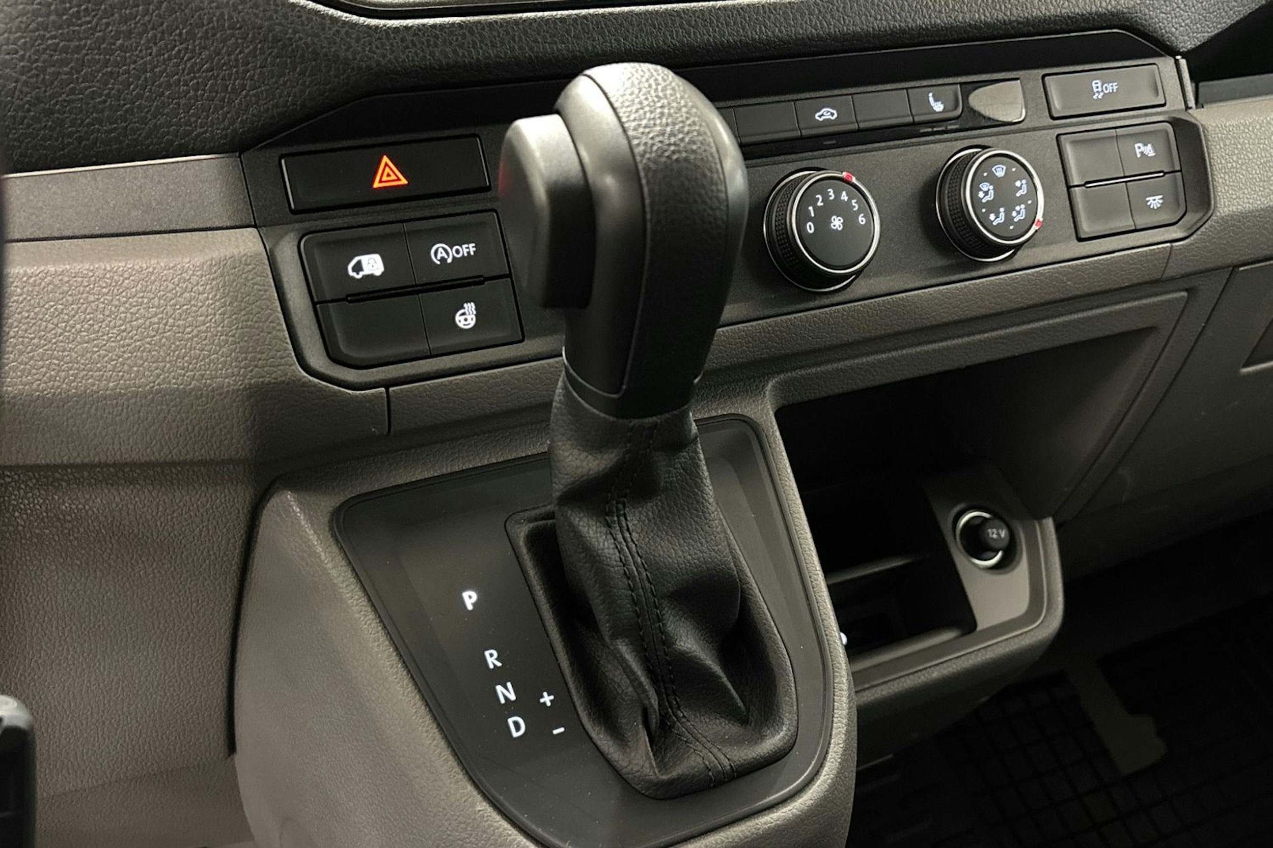 valkoinen Volkswagen Crafter 2023 kuva 21.