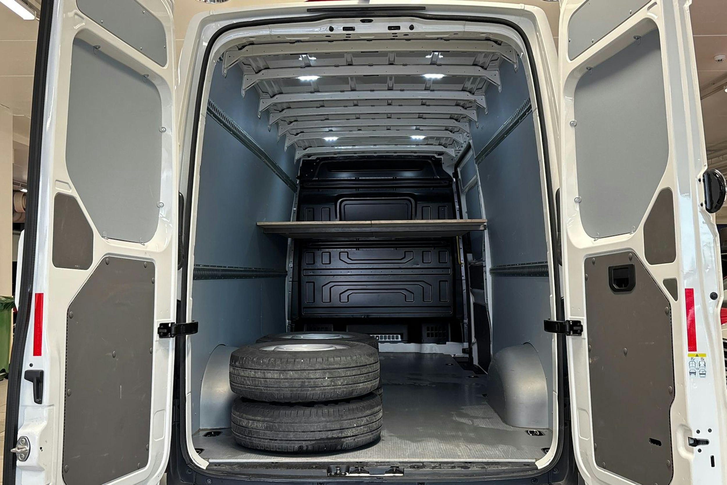 valkoinen Volkswagen Crafter 2023 kuva 22.