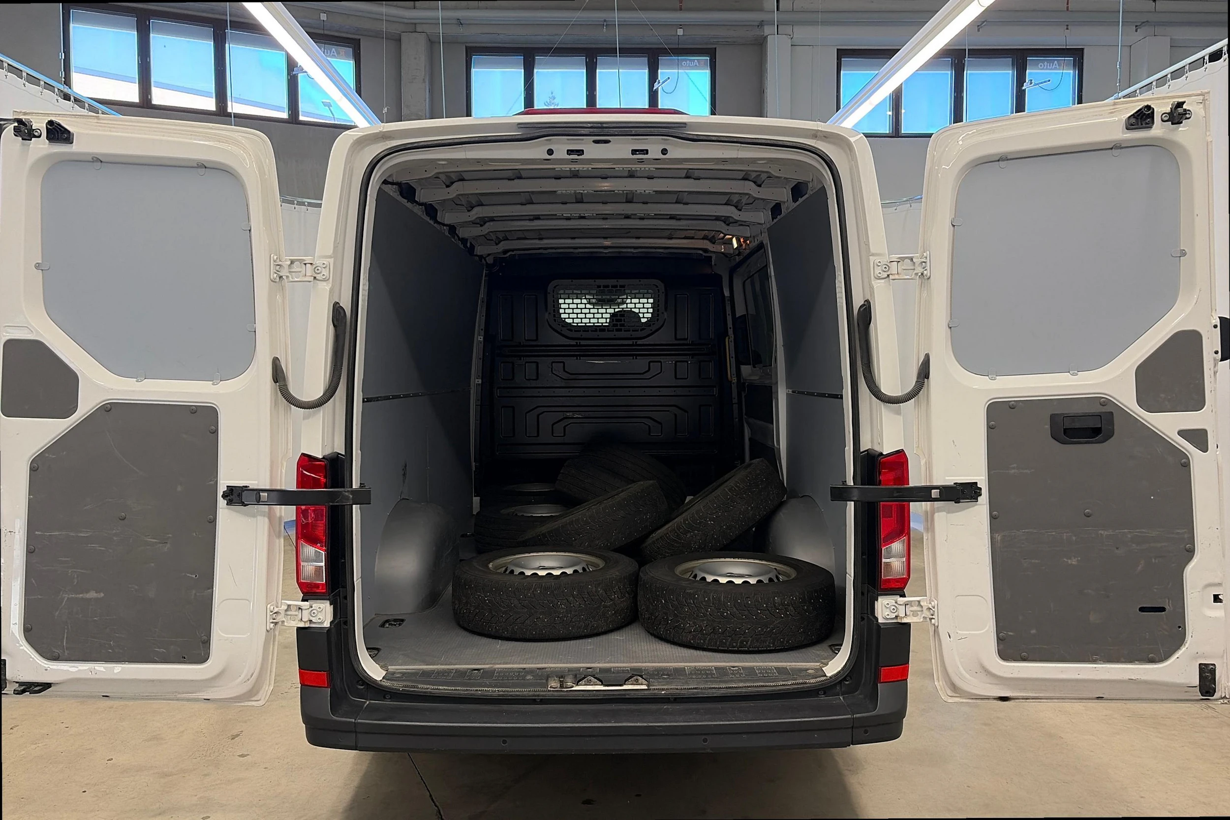 Valkoinen Volkswagen CRAFTER 2023 kuva 6.