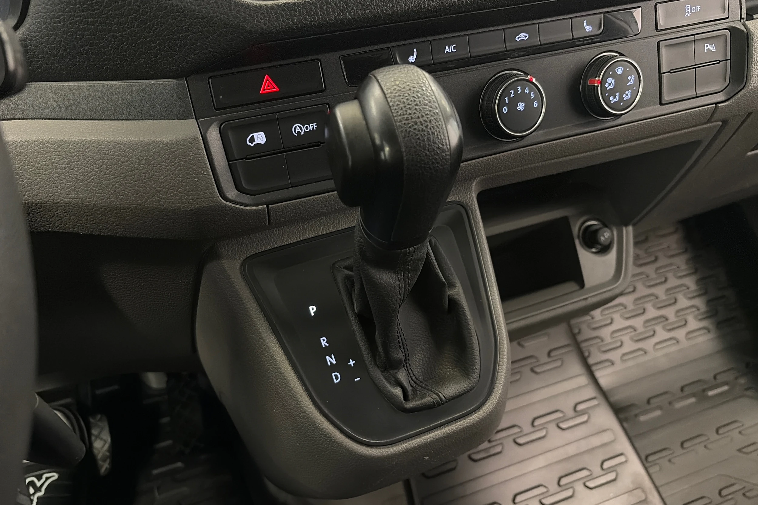 Valkoinen Volkswagen CRAFTER 2023 kuva 15.