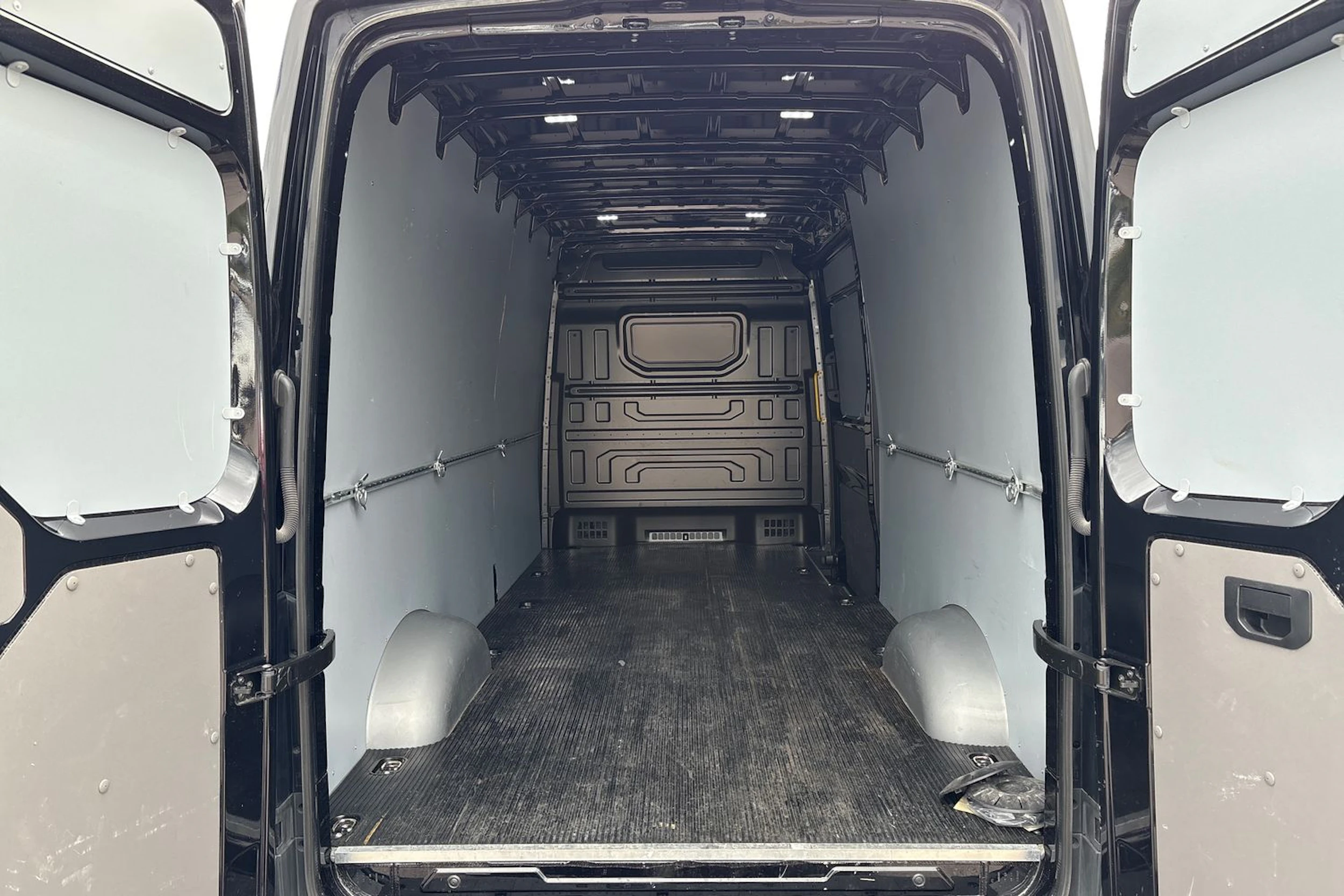 musta Volkswagen Crafter 2023 kuva 11.