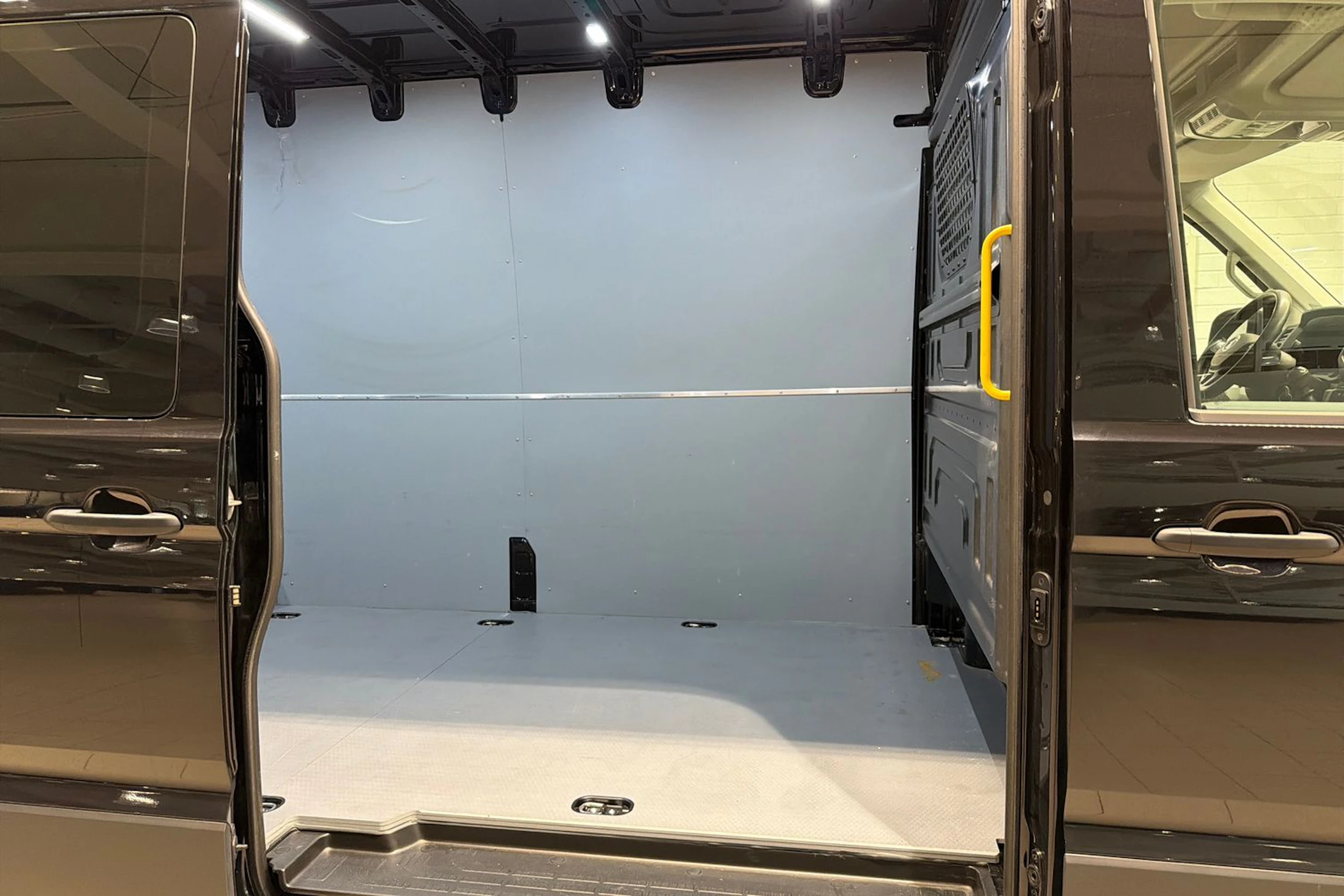 musta Volkswagen Crafter 2023 kuva 21.