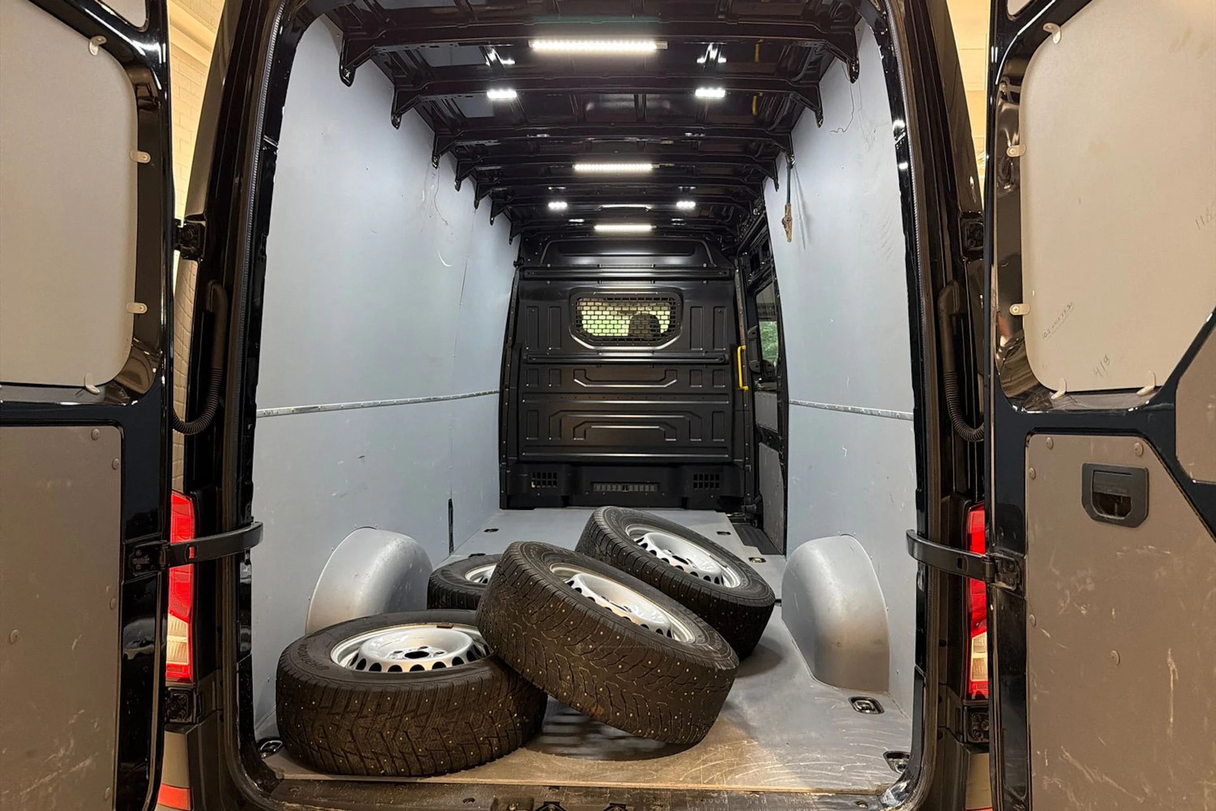 musta Volkswagen Crafter 2023 kuva 22.