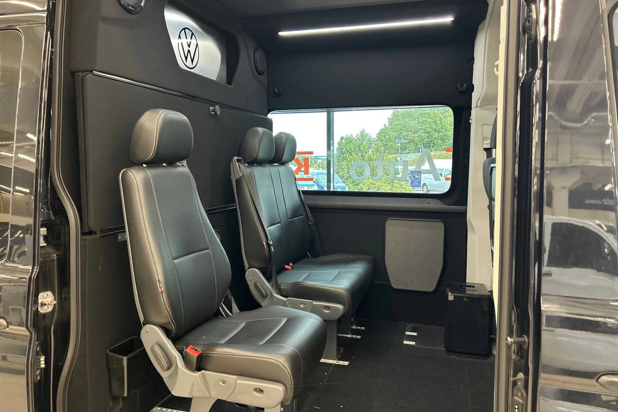 musta Volkswagen Crafter 2023 kuva 4.