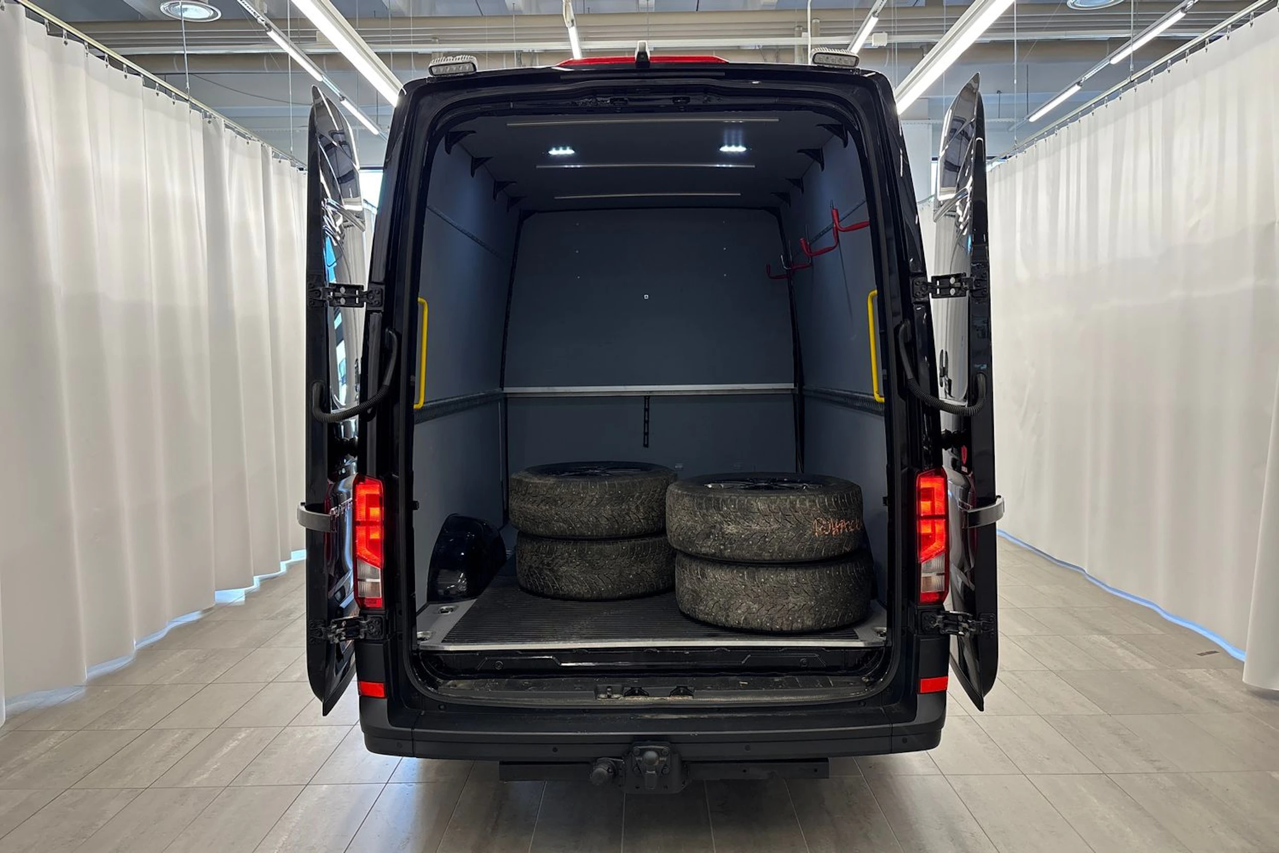 musta Volkswagen Crafter 2023 kuva 26.