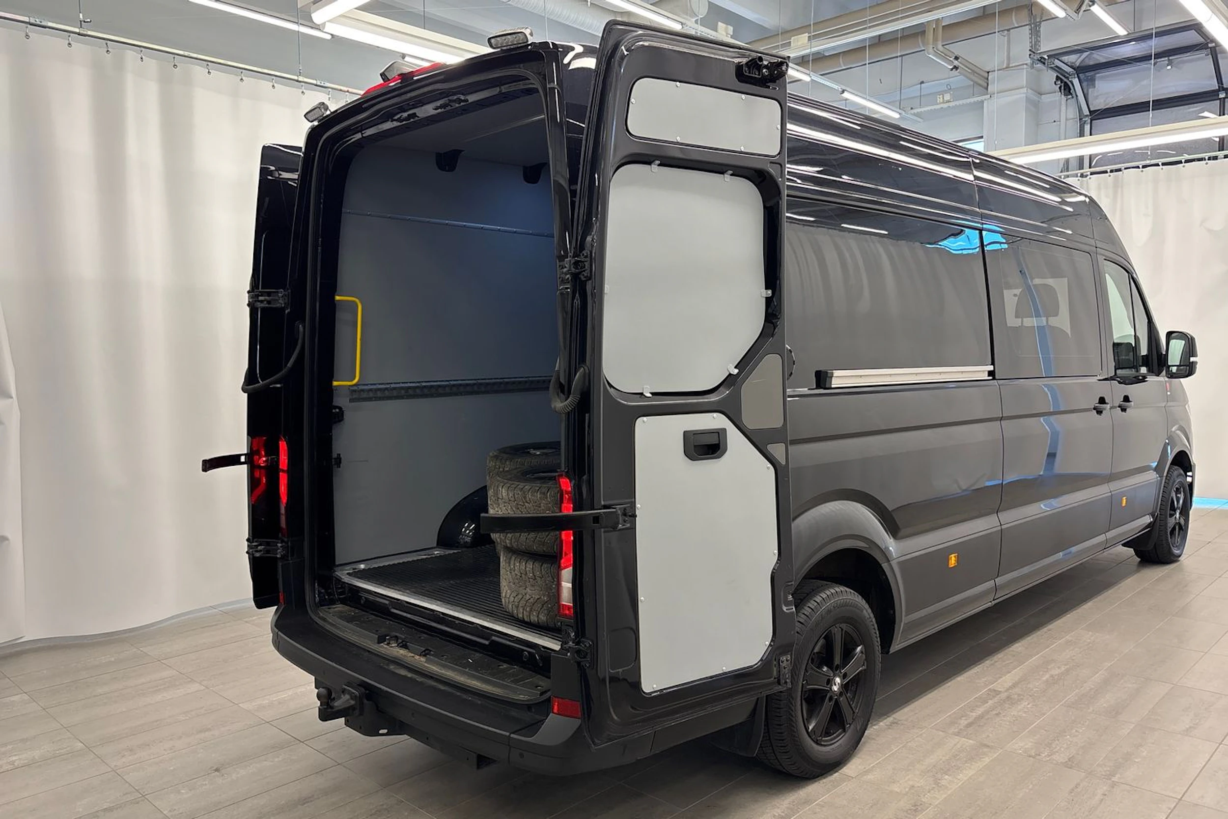 musta Volkswagen Crafter 2023 kuva 27.