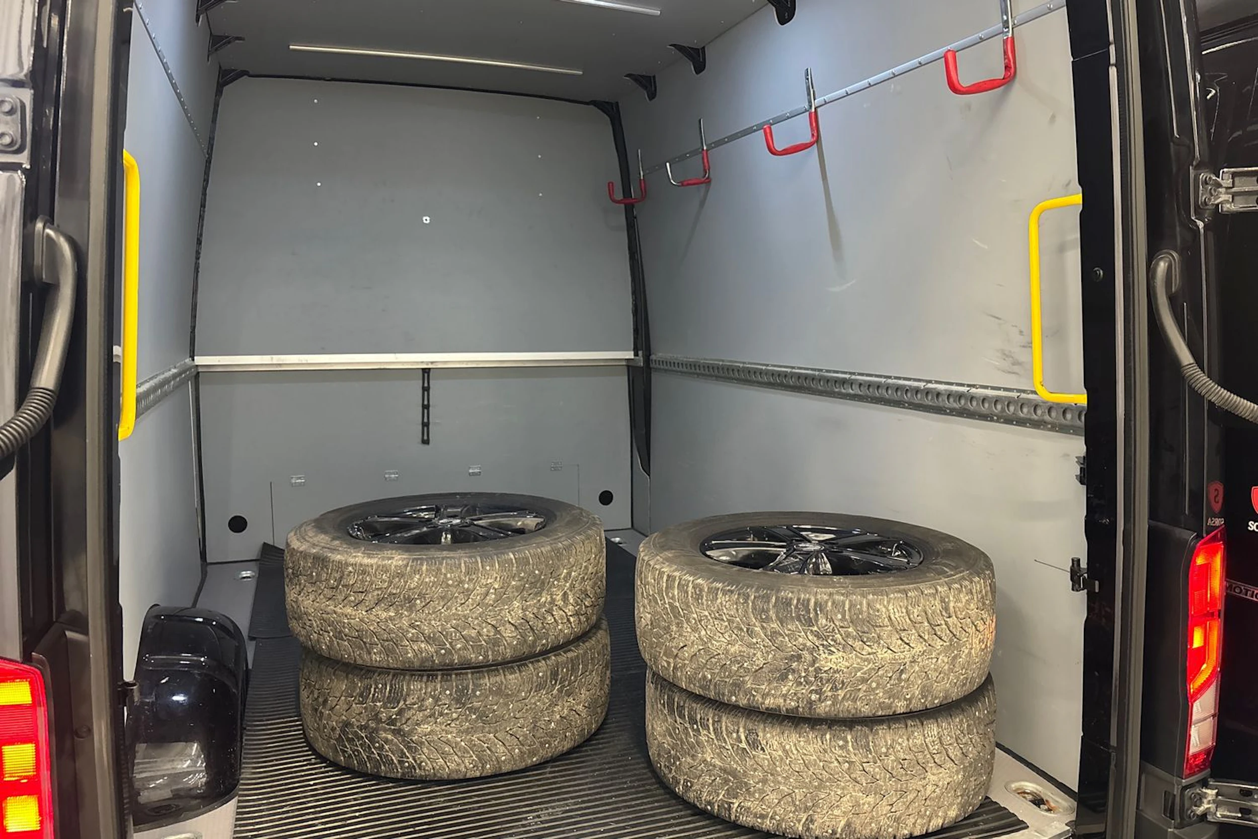 musta Volkswagen Crafter 2023 kuva 28.