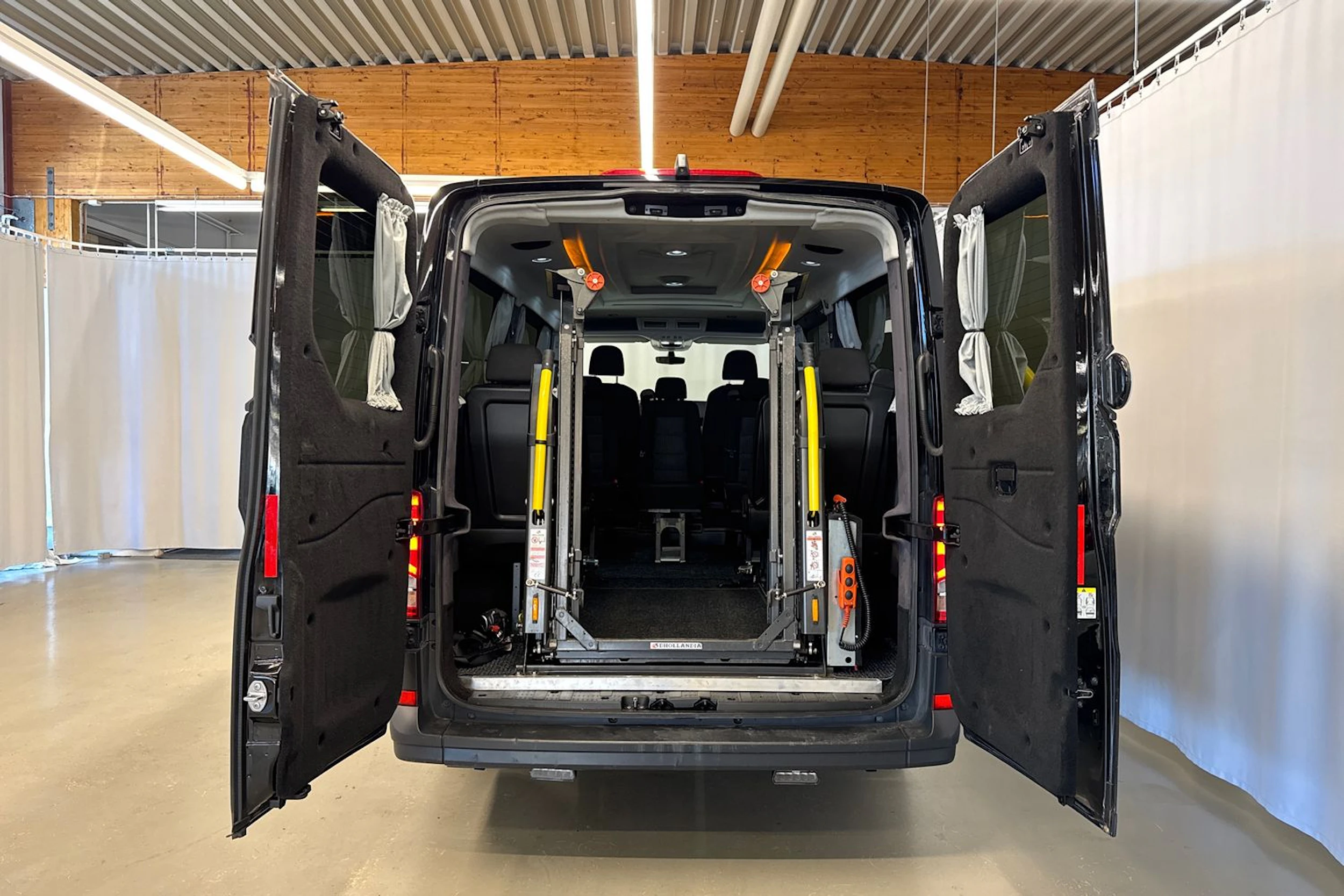 musta Volkswagen Crafter 2023 kuva 30.