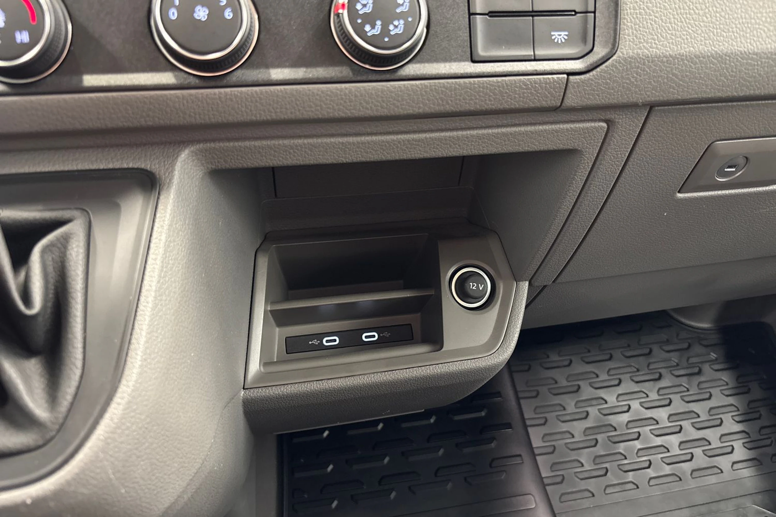 harmaa Volkswagen Crafter 2023 kuva 18.