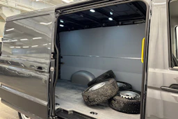 harmaa Volkswagen Crafter 2023 kuva 20.