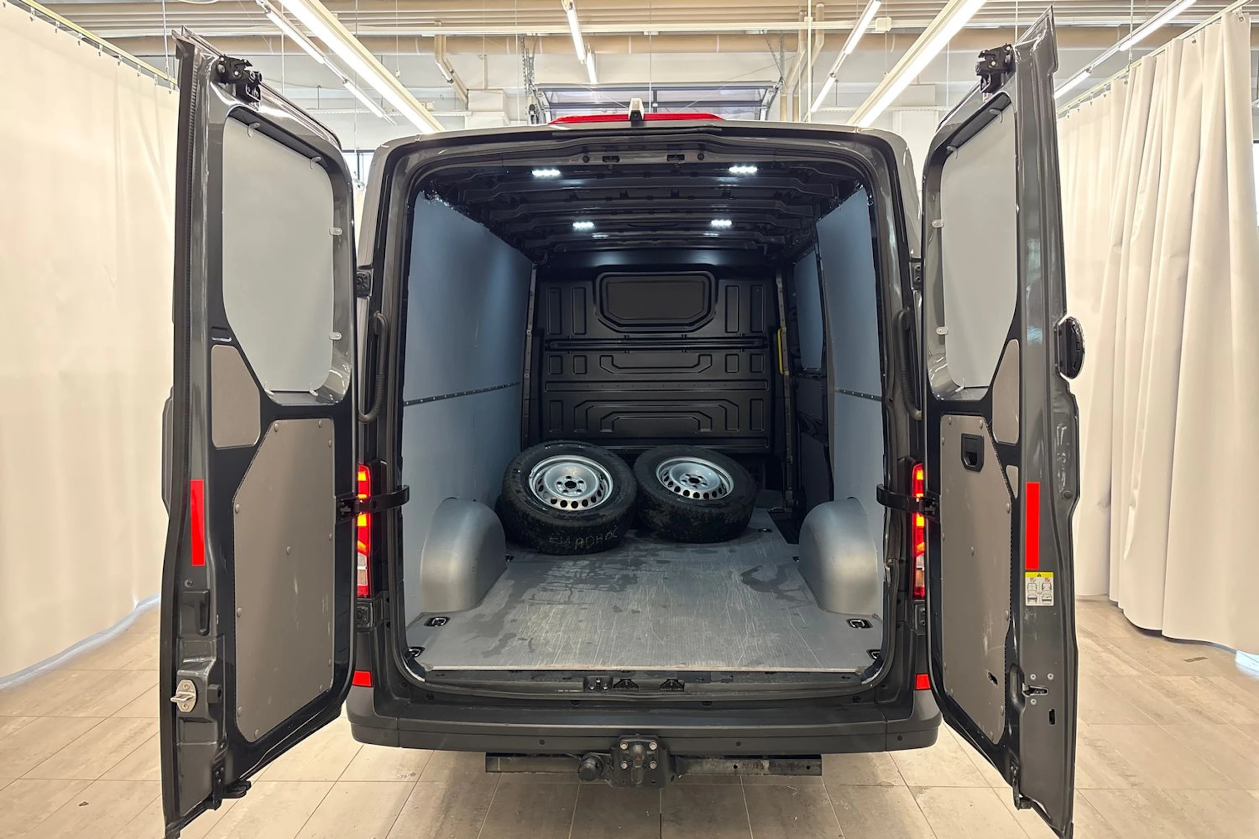 harmaa Volkswagen Crafter 2023 kuva 21.