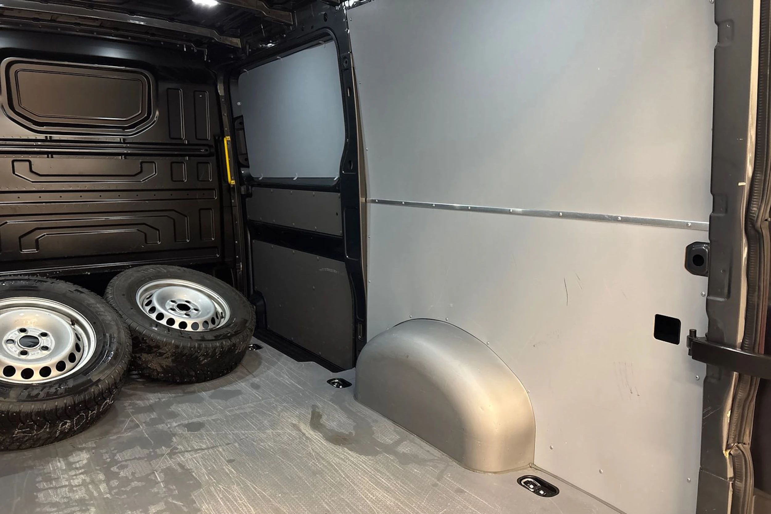 harmaa Volkswagen Crafter 2023 kuva 23.