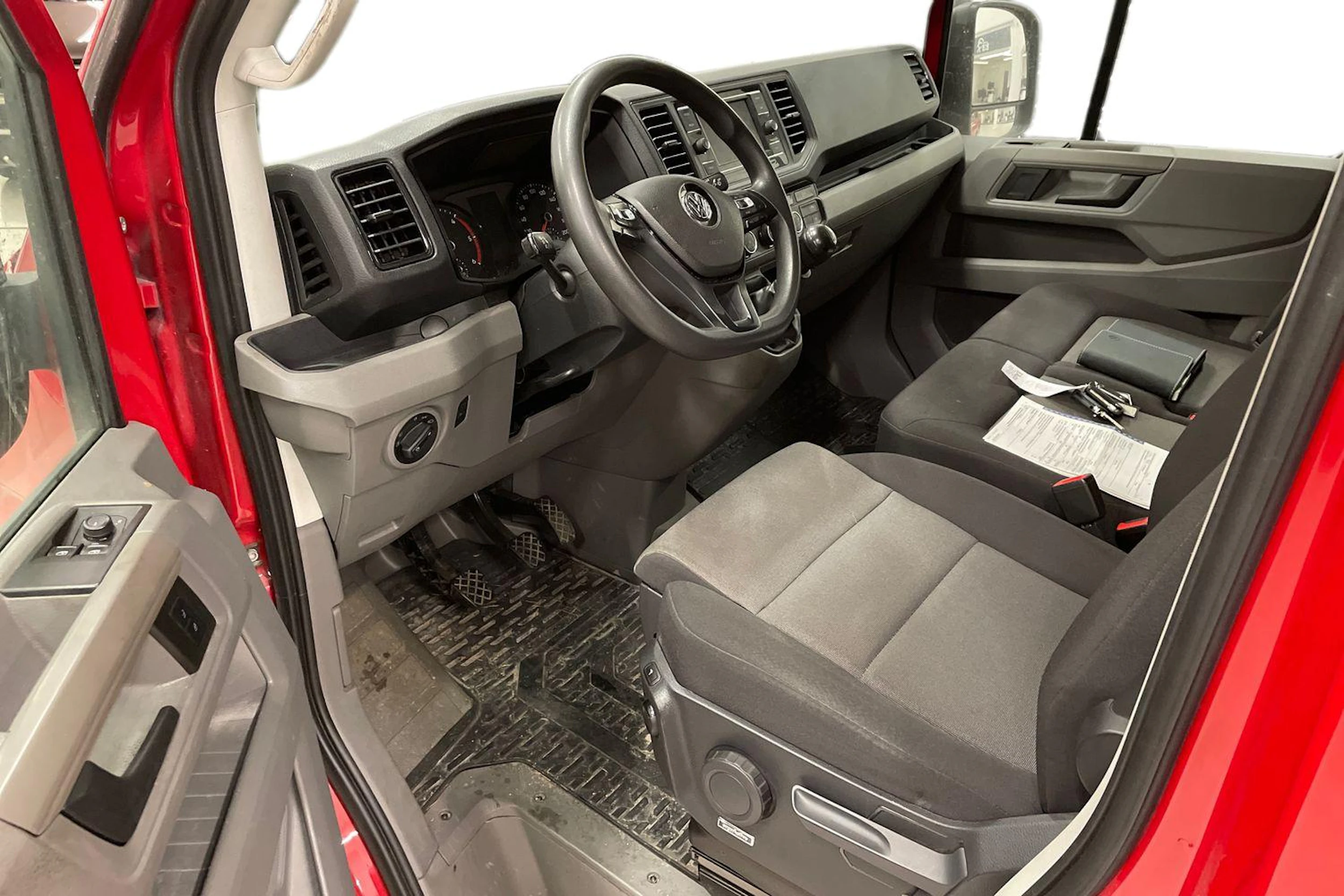 punainen Volkswagen Crafter 2023 kuva 3.