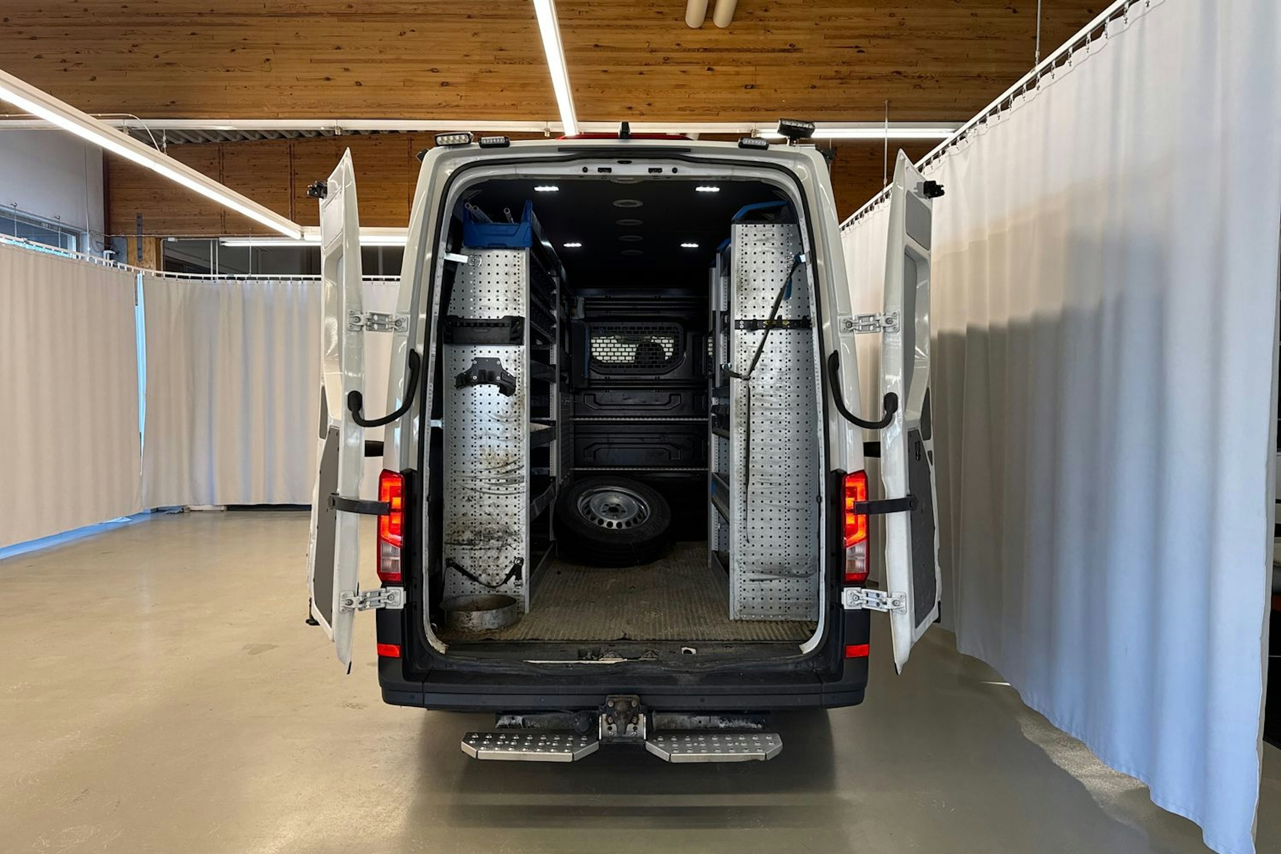 valkoinen Volkswagen Crafter 2023 kuva 22.