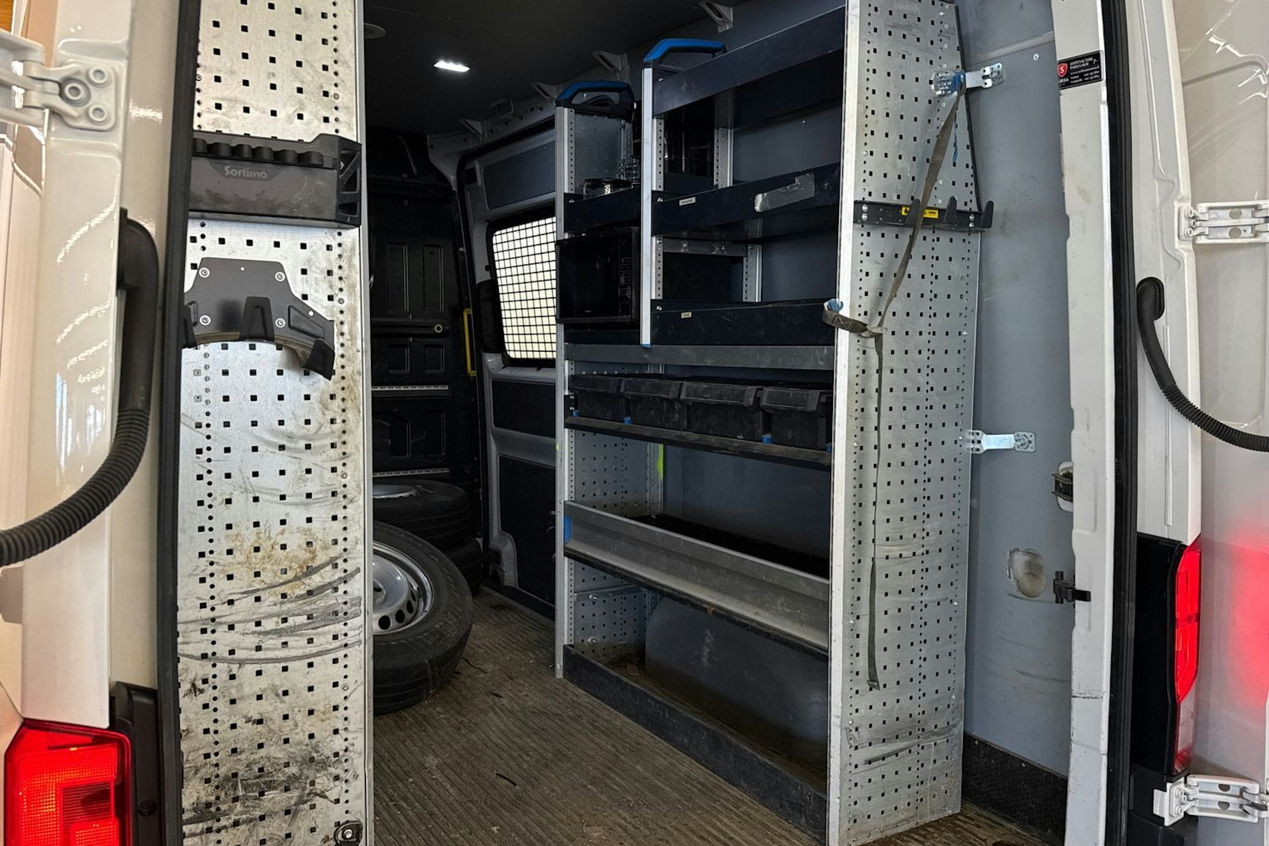 valkoinen Volkswagen Crafter 2023 kuva 24.