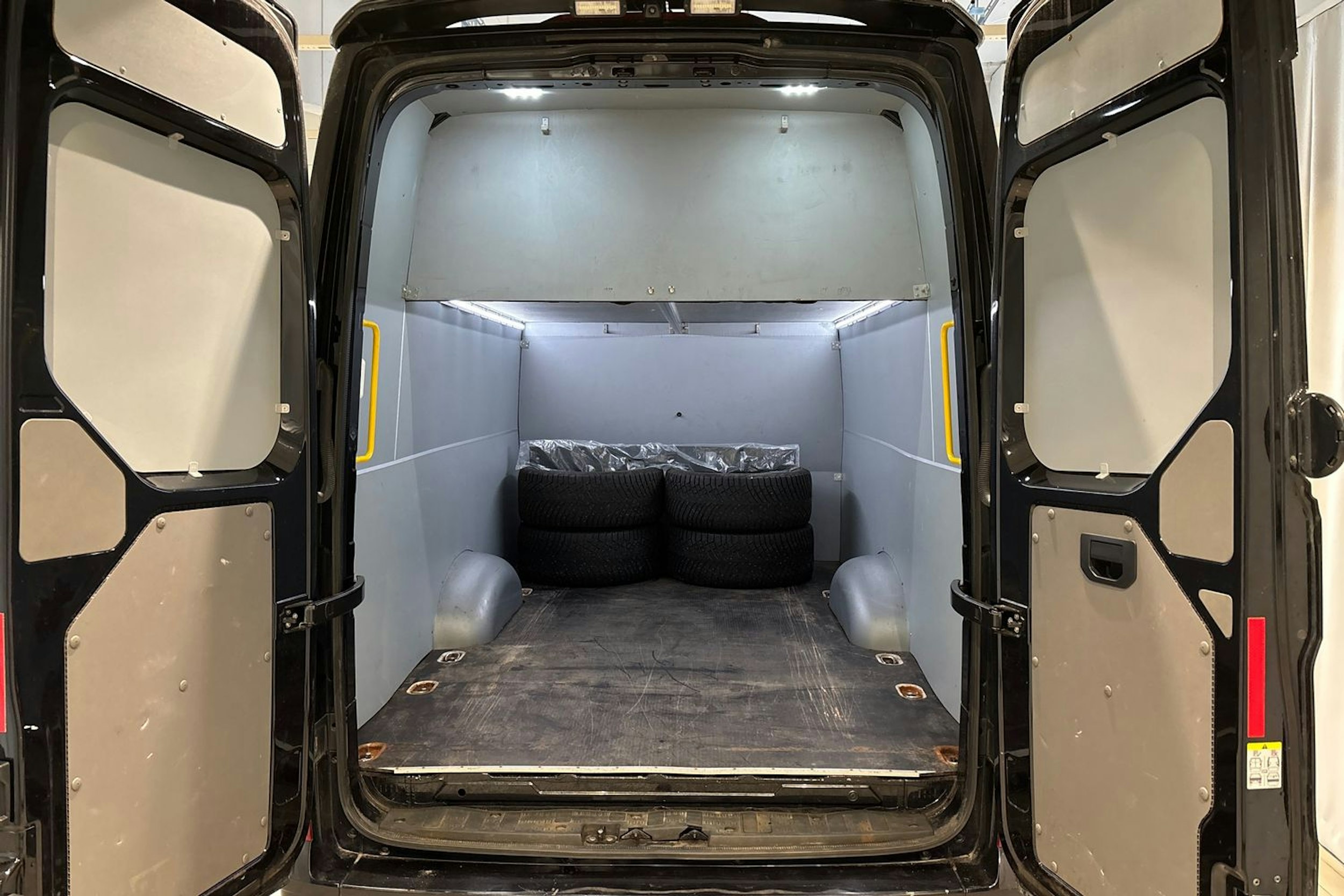 musta Volkswagen Crafter 2023 kuva 14.