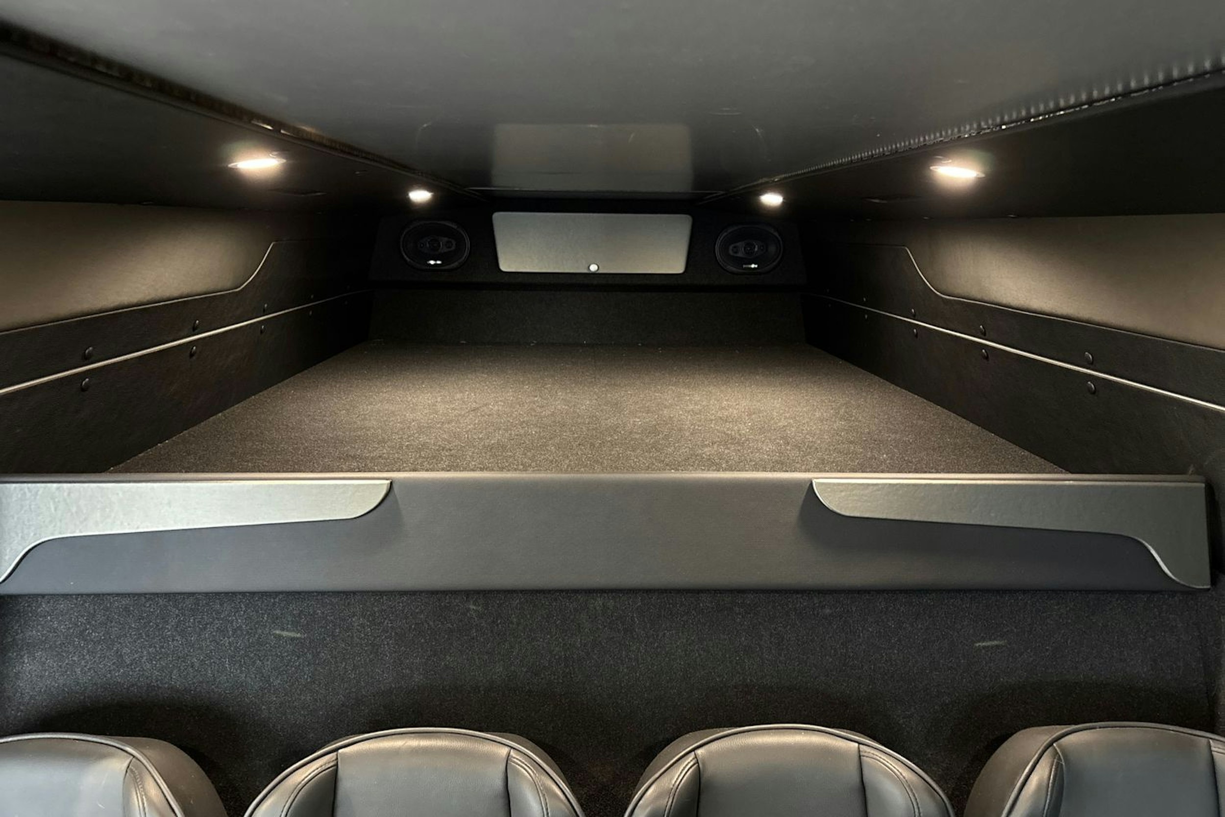 musta Volkswagen Crafter 2023 kuva 19.