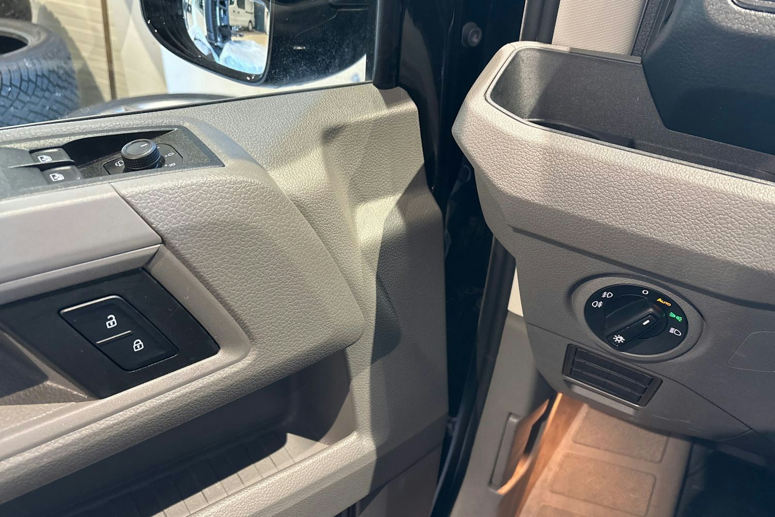 musta Volkswagen Crafter 2023 kuva 31.