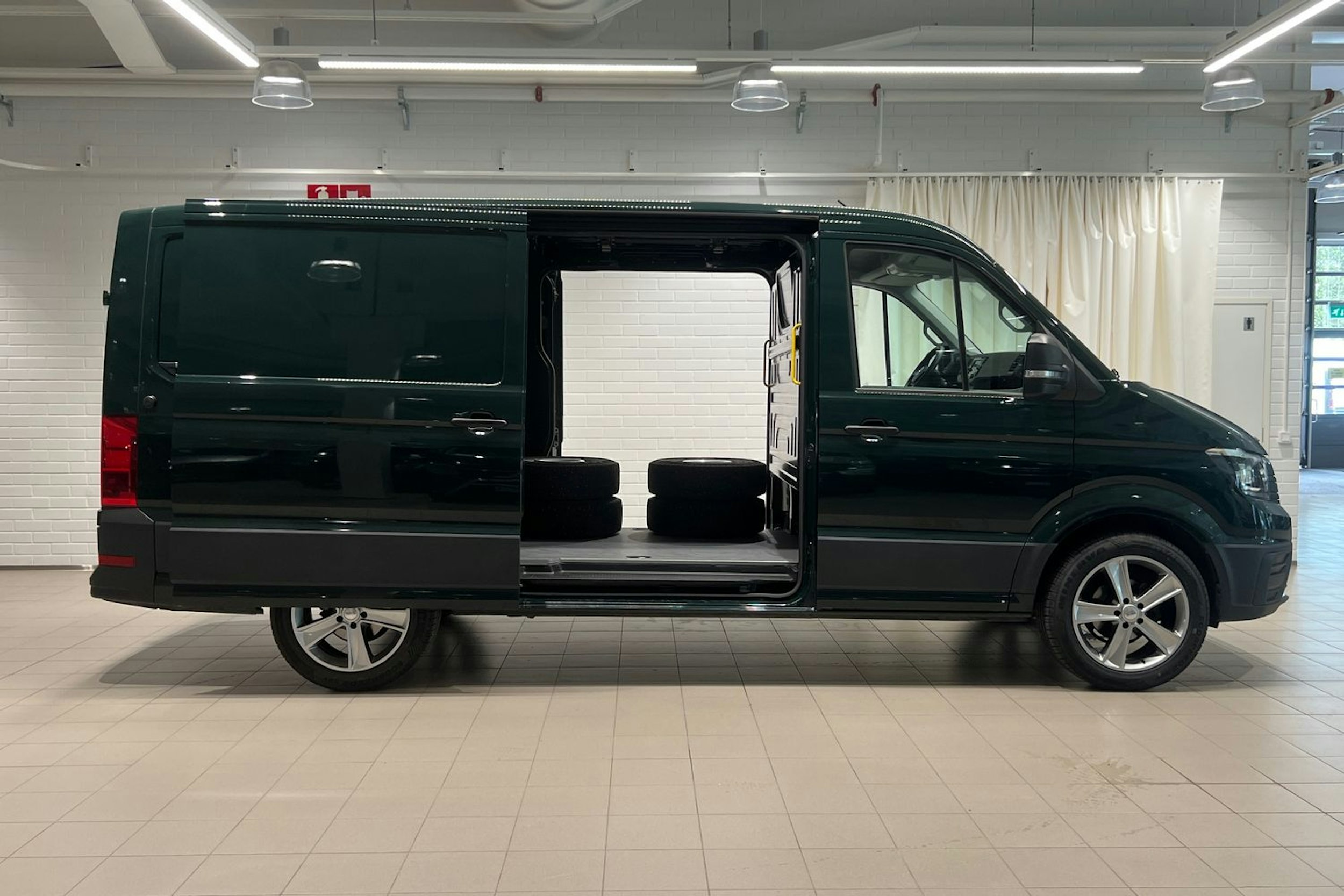 vihreä Volkswagen Crafter 2023 kuva 15.