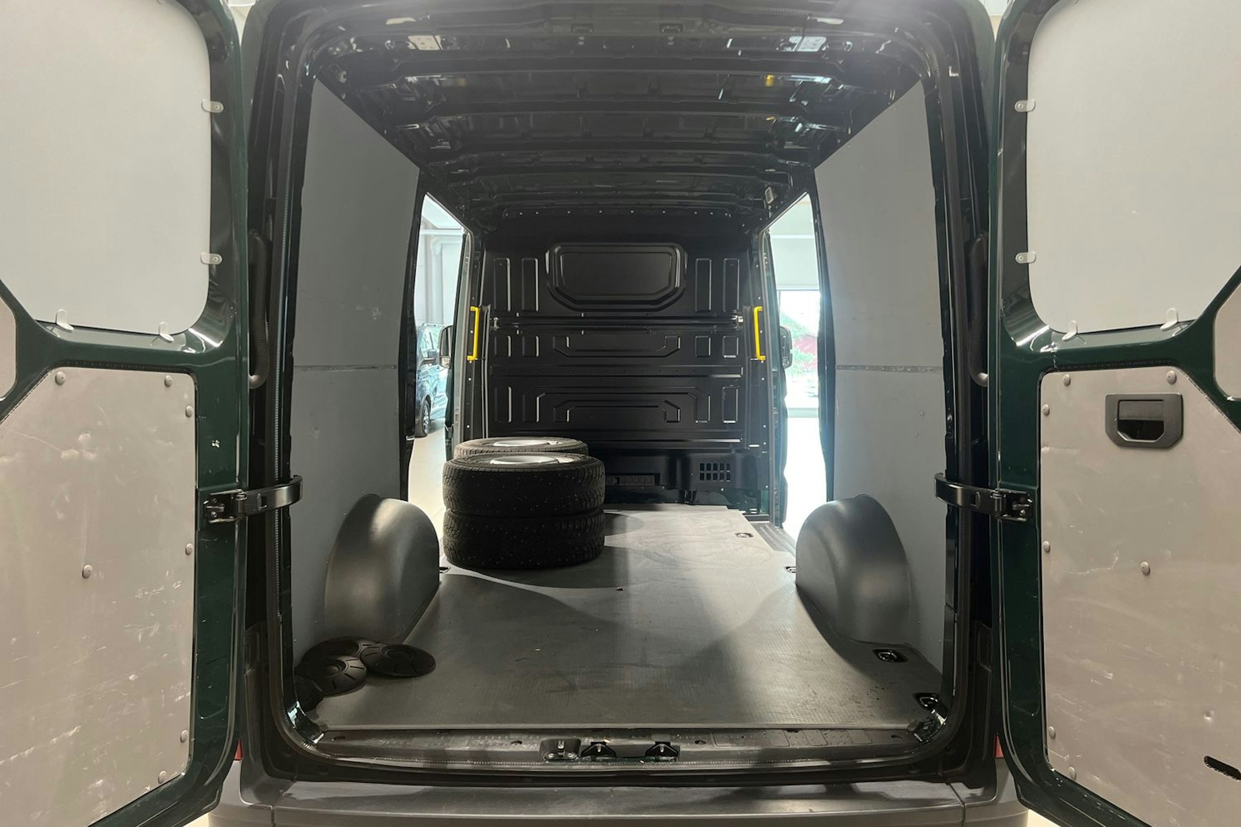 vihreä Volkswagen Crafter 2023 kuva 16.