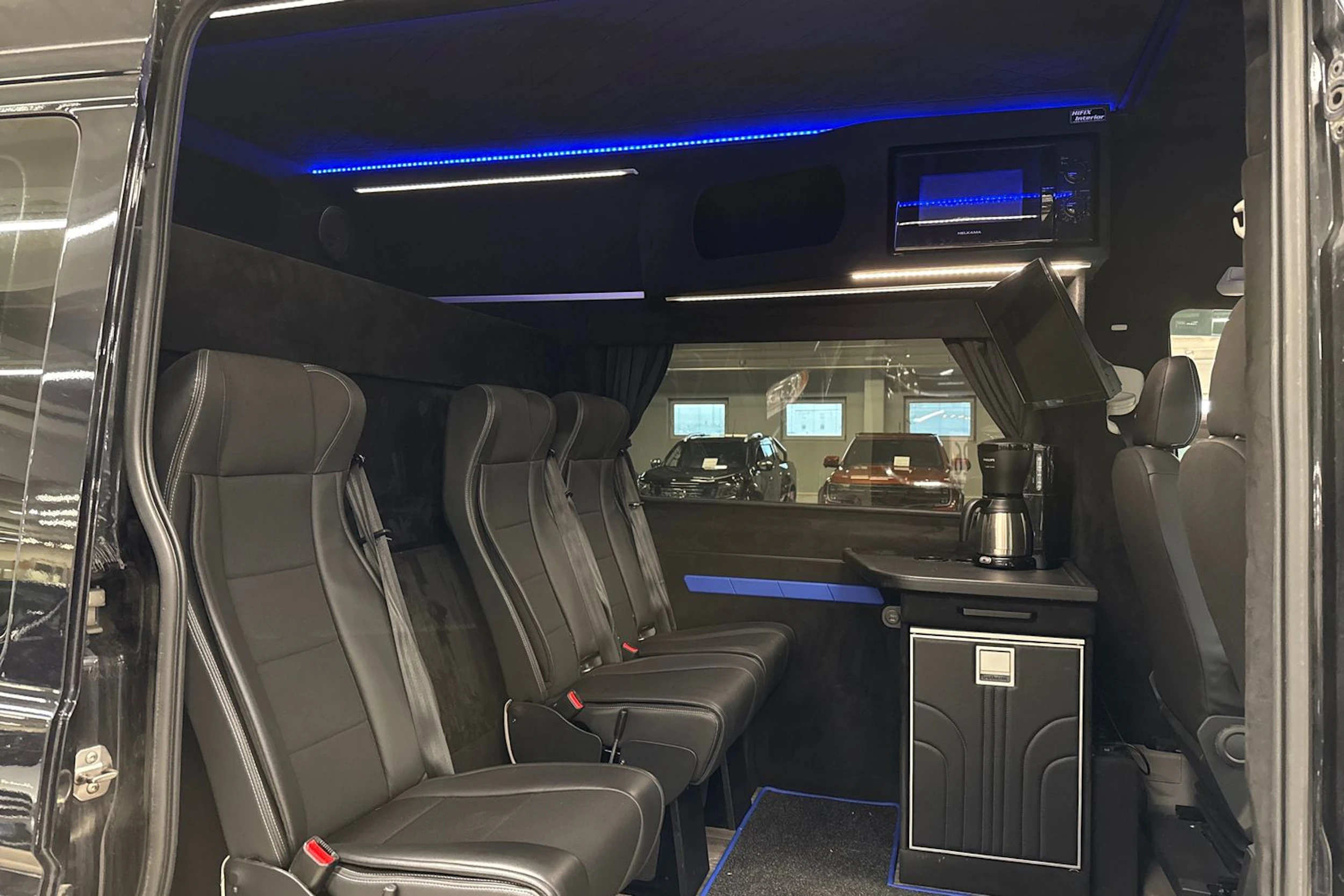 Musta Volkswagen CRAFTER 2024 kuva 4.